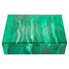 Malachit-Schatulle mit passgenau zusammengestellter Deckschicht und vergoldetem Messing-Scharnier, 8"