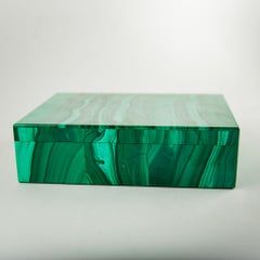 Malachit-Schatulle mit passgenau zusammengestellter Deckschicht und vergoldetem Messing-Scharnier, 8"