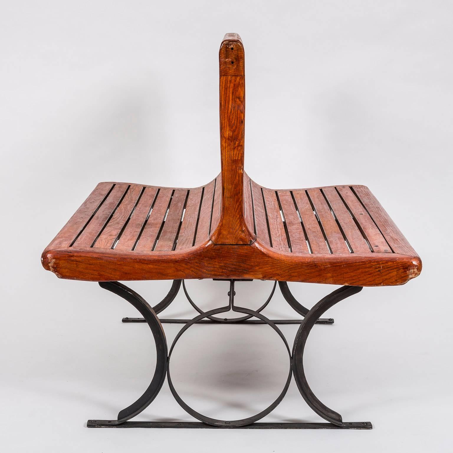 1920s second class French Paris Metro slatted wooden freestanding double sided bench, manufactured by Sprague Thomson, circa 1920. Although the majority of the Paris Metro entrances were in the Art Nouveau style, these chairs have more of an Art