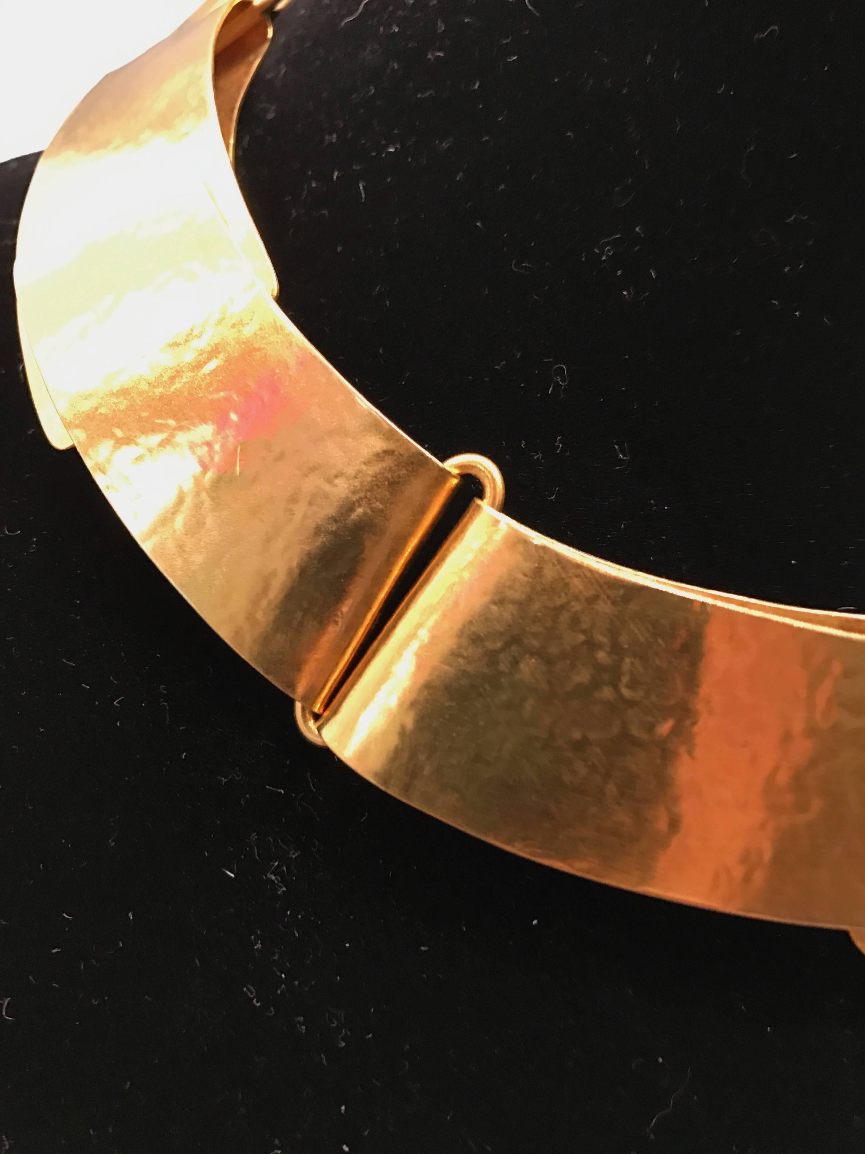 Herve Van Der Straeten 24-carat gilded forged brass folded ribbon necklace choker collar, with the HV hallmark and a two inch adjustable hook. It is sold together with the French designer's custom jewelry pouch.