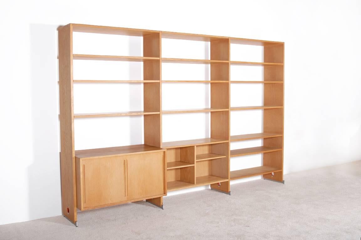 Hans Wegner oak bookcase for Ry Mobler from the RY-100 series.
circa 1960 / 1961.

Excellent condition.

Literature : Model reproduced p. 61 in the book 