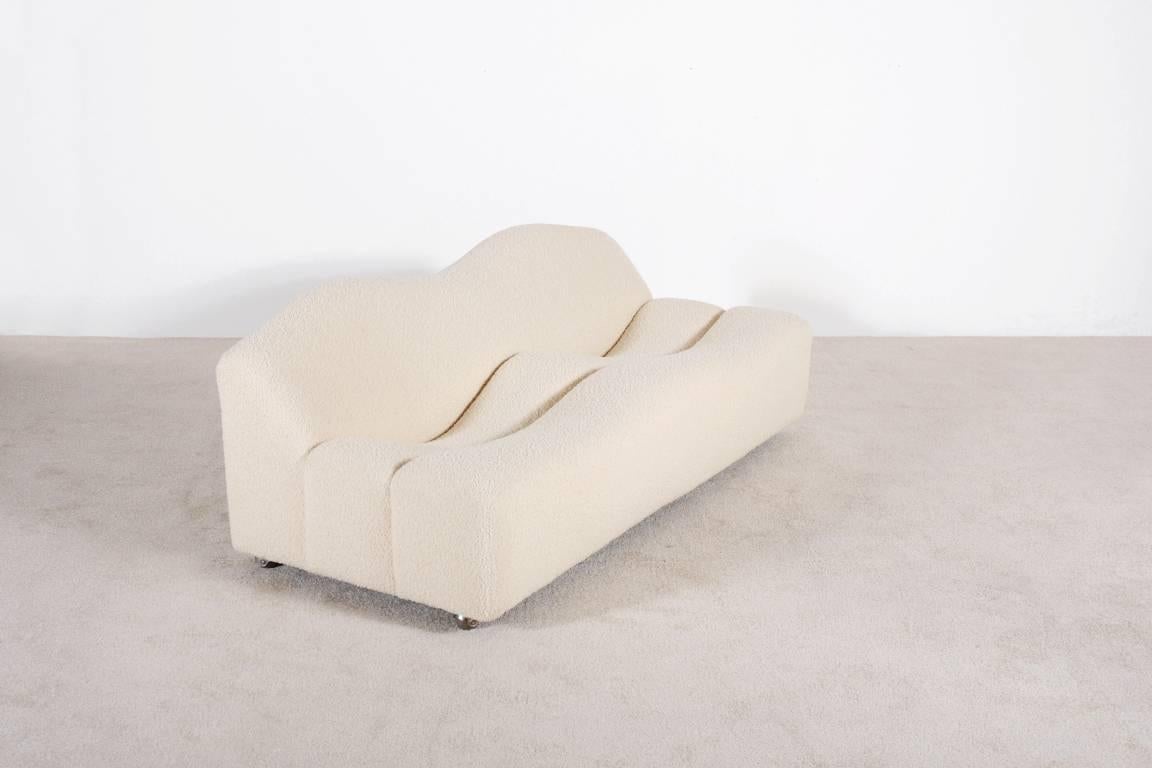 Pierre Paulin two-seat sofa from the F260 series also known as 