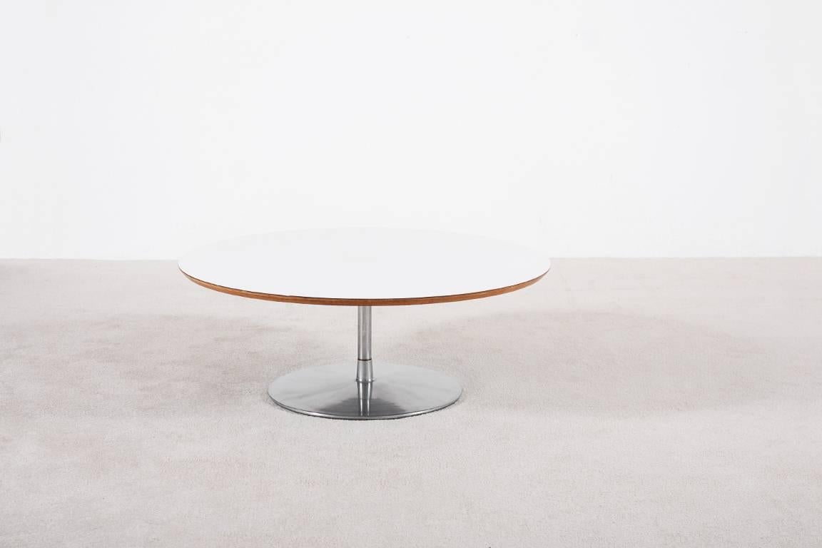 Pierre Paulin round coffee table for Artifort, circa 1960.
We also got the oval coffee table, with the lower height to make the perfect set. 

Excellent condition.

Literature : Model reproduced p. 180 in the book 