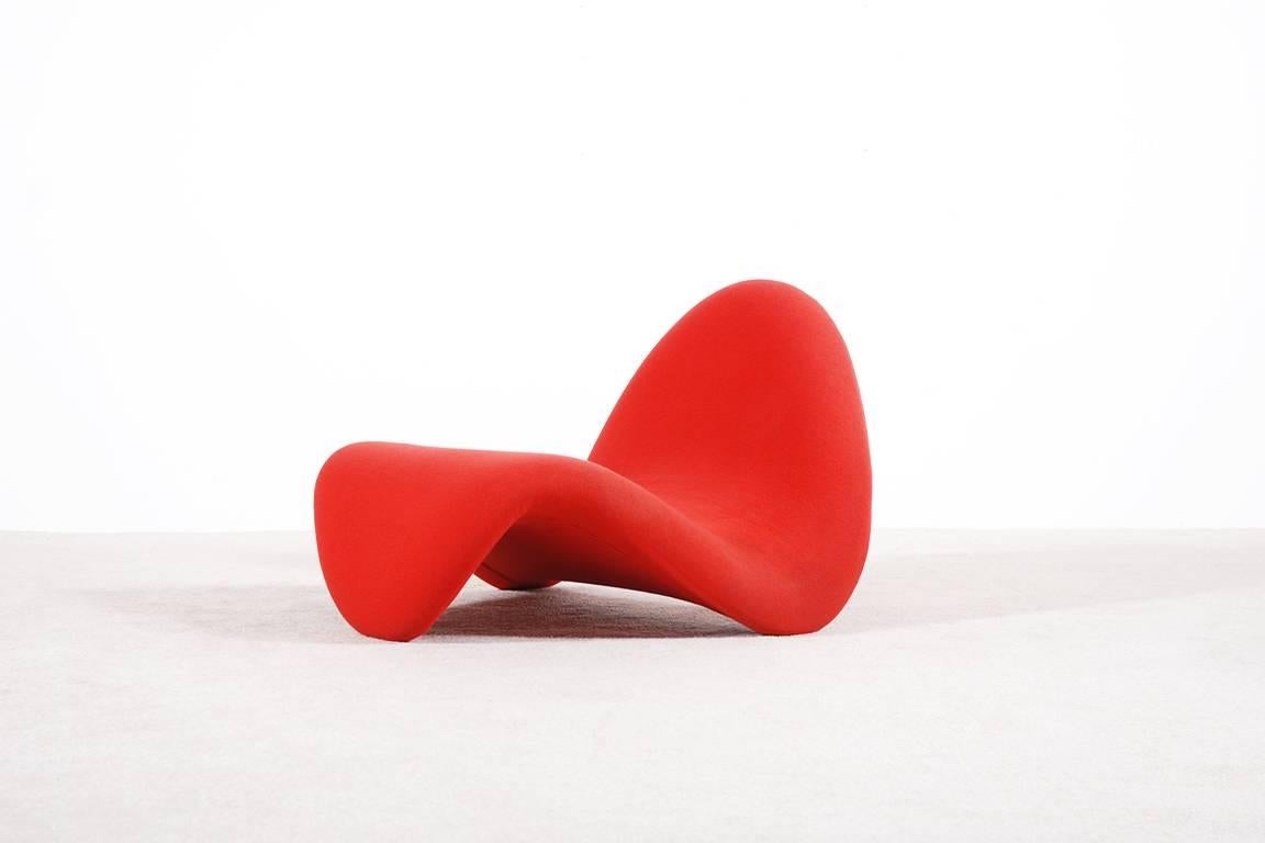 Here, a first edition of the Pierre Paulin tongue chair with the original red fabric for Artifort, circa 1967.

This chair was edited in two sizes, the F577 (L: 85 cm) and the F578 (L: 76 cm), here this is the very large one, first model the