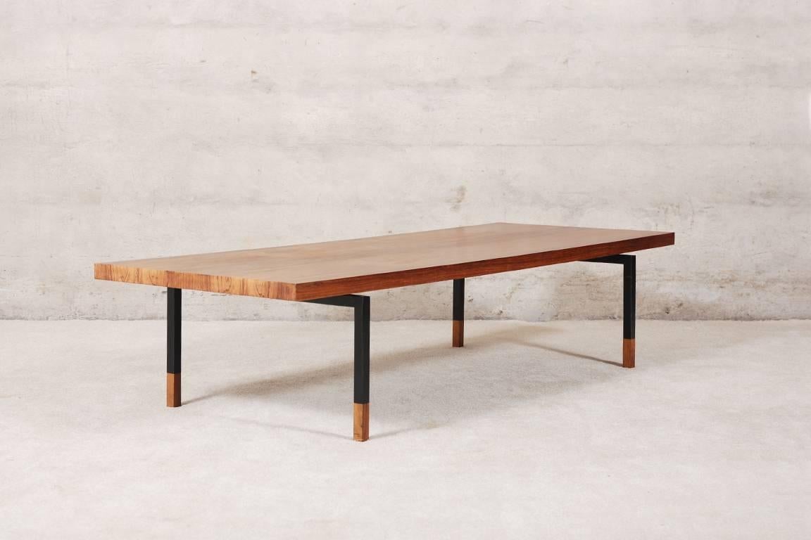 Extra long rosewood coffee table by Johannes Aasbjerg for Illums Bolighus, 1960s.

Beautiful rosewood veneer.