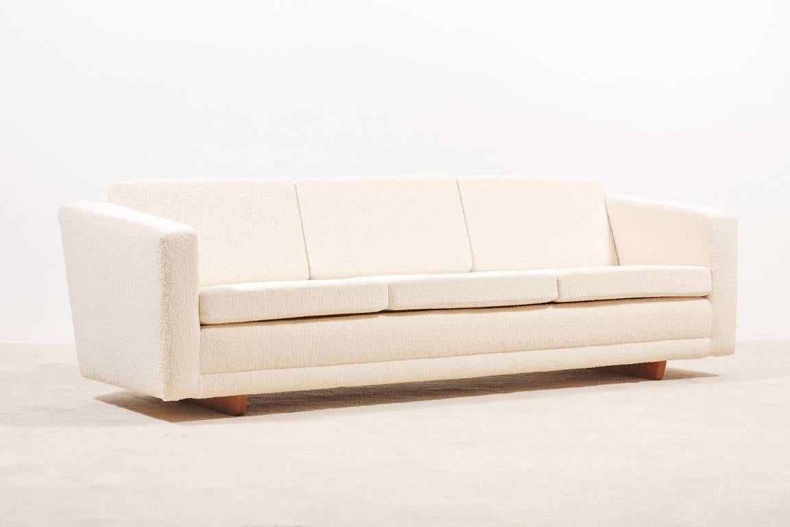 Elegant three-seat sofa model 205 designed by the Danish designer Børge Mogensen and manufactured by Fredericia Stolefabrik, 1958.

Perfect lines and proportions.

Newly upholstered with a premium quality wool fabric.
Excellent condition.

We