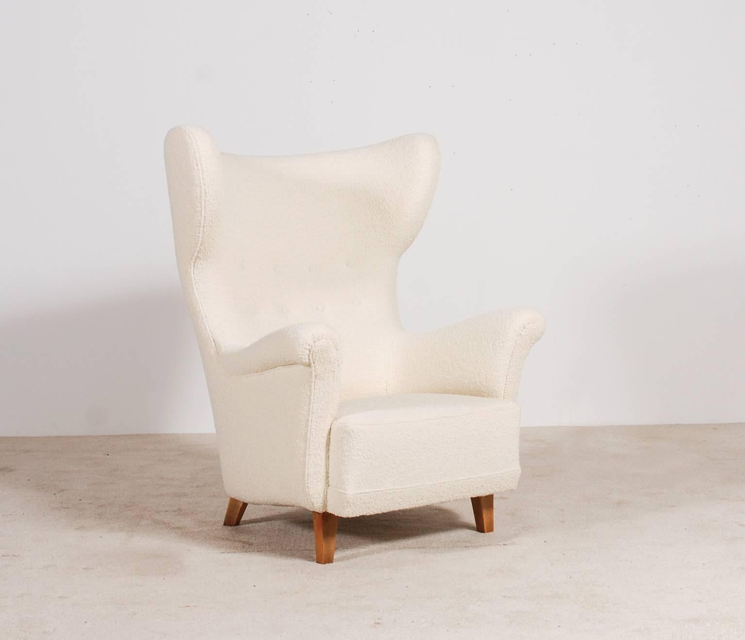 Rare Danish wingback armchair with nice curves and headrest, circa 1930.

Unknown designer.

Perfect condition, this armchair is newly upholstered with a high quality French wool fabric and has oakwood feet. 





  
  