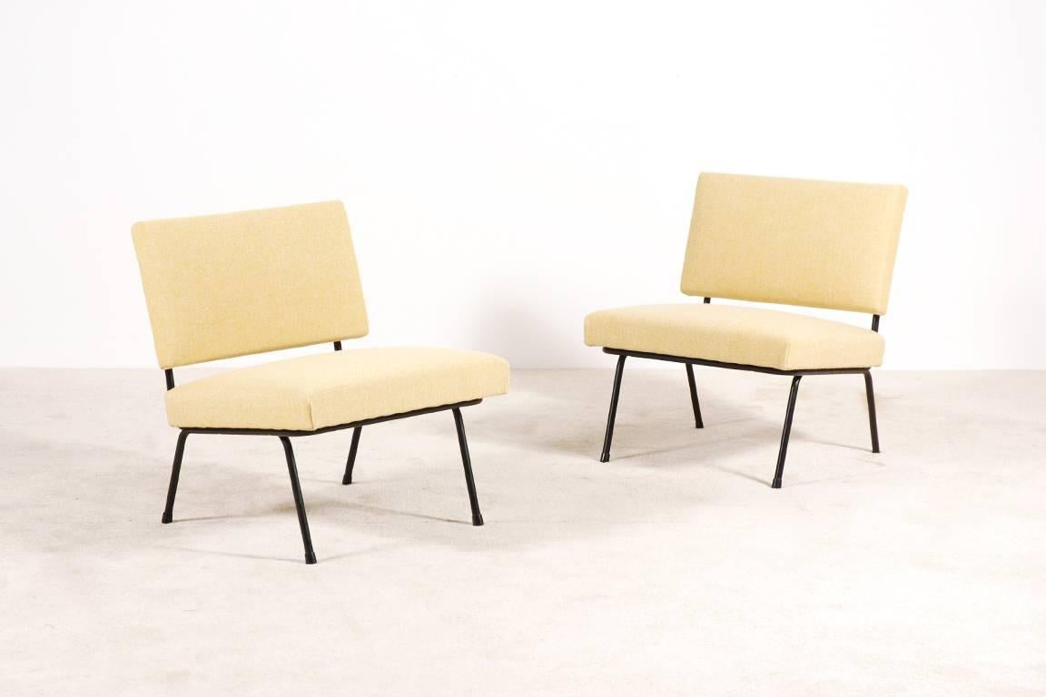 Pair of Florence Knoll easy chairs model 31 for Knoll International, 1955.

Newly re-upholstered with a Kvadrat yellow wool fabric.
Excellent condition.

We ship worldwide. 
Express delivery in one week anywhere in the USA for 750 euros. (Full