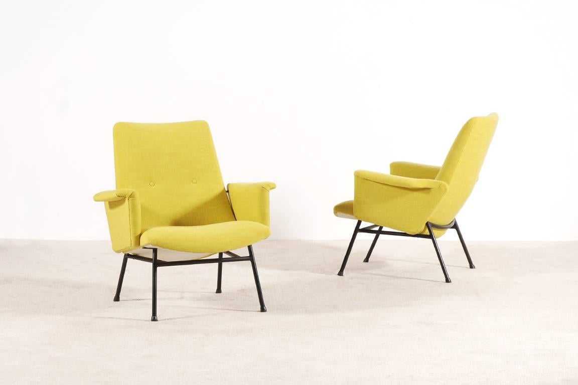 Beautiful pair of SK660 armchairs designed by Pierre Guariche and manufactured by the French company Steiner, 1953. 

Tubular black lacquered metal feet and wooden frame foam-filled and reupholstered with a Nobilis yellow fabric. 

Excellent