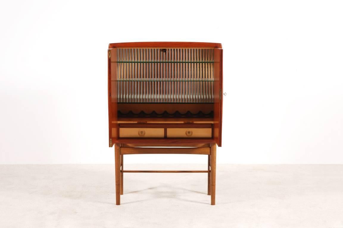 Beautiful Kurt Østervig Teak and Oak Bar Cabinet, 1940s In Excellent Condition In Paris, FR