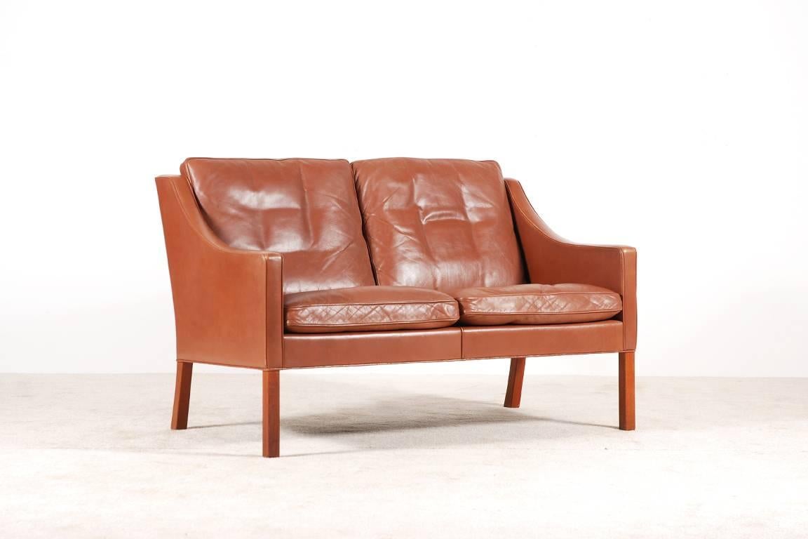Lovely 2-seat sofa designed by Borge Mogensen in 1963.
Model 2208 produced by Fredericia Stolefabrik in the 1960s.
Original light brown leather and teak wood feet.