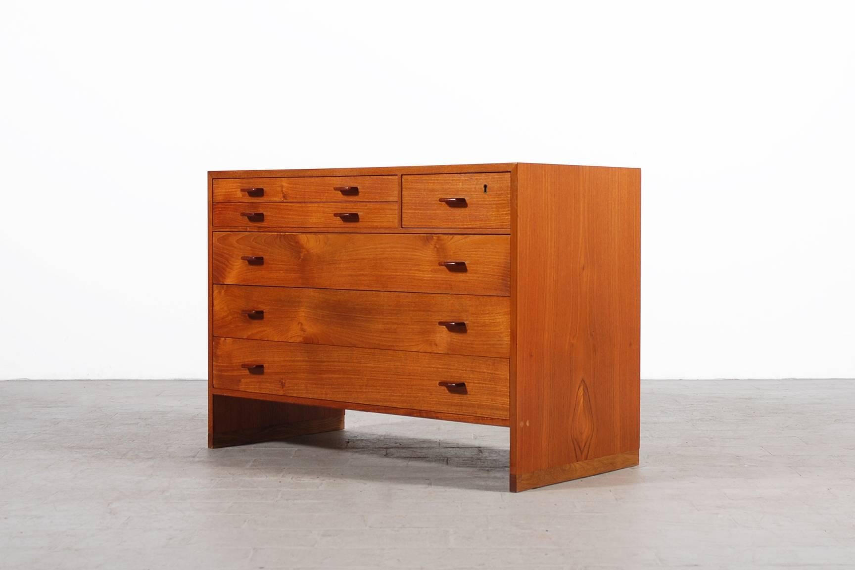 Very nice Teak Chest of Six Drawers designed by Hans J. Wegner for Ry Mobler, 1955. The brass Key is included.

Do not hesitate to Ask us a delivery quote by email to any location in the world with your full address and all details (Floor, stairs