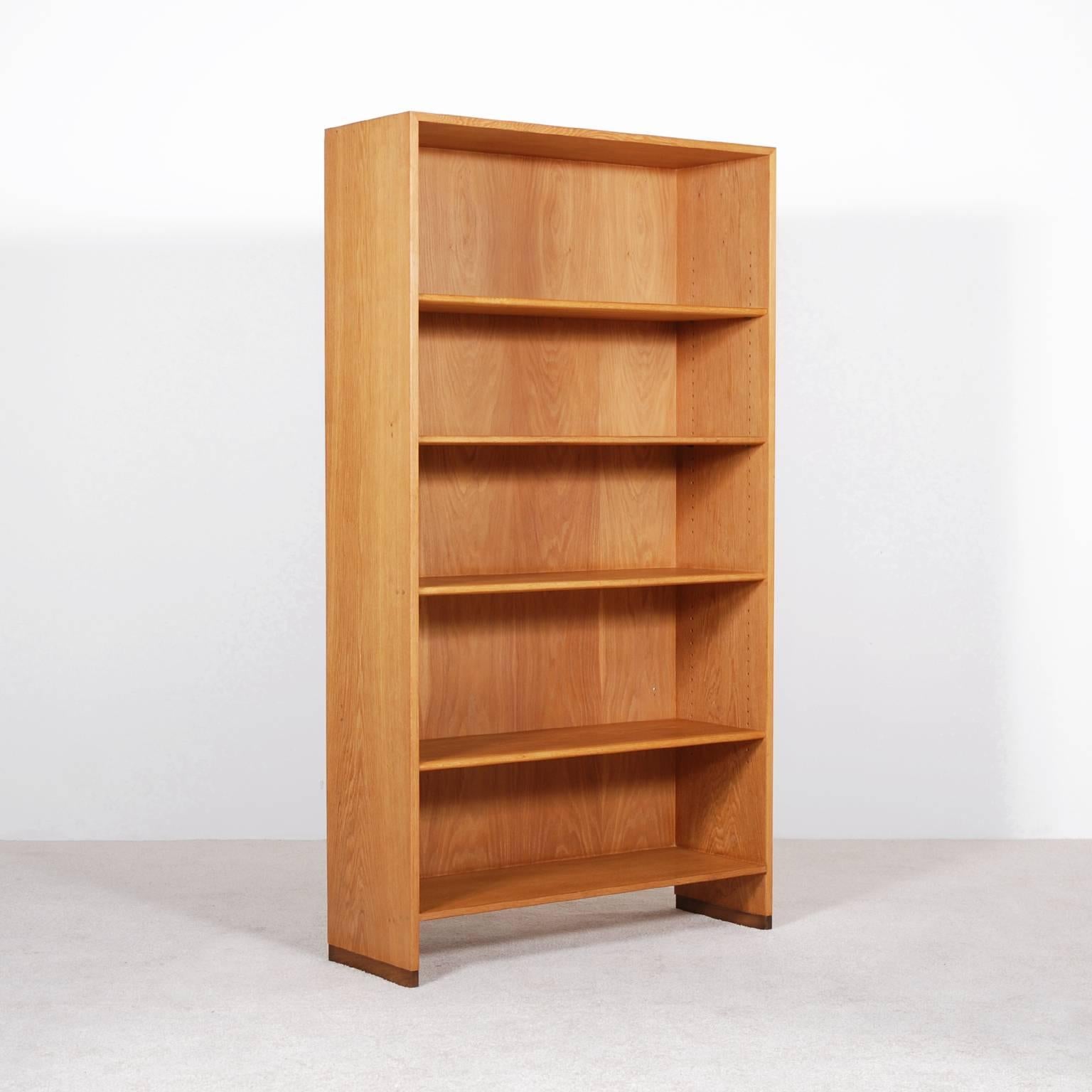 Oak bookcase designed by Hans Wegner for Ry Mobler, 1957.
Adjustable shelves.