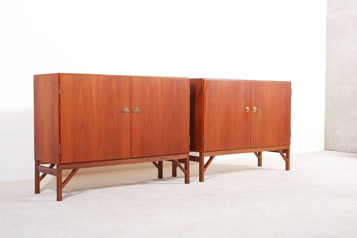Børge Mogensen pair of double-door cabinets.
Veneered teak and architectural base in solid teak.
Produced by C. M. Madsens for FDB Møbler, 1960.
Excellent condition.

Can be sold as a pair or individually.

Ask us a delivery quote by email to