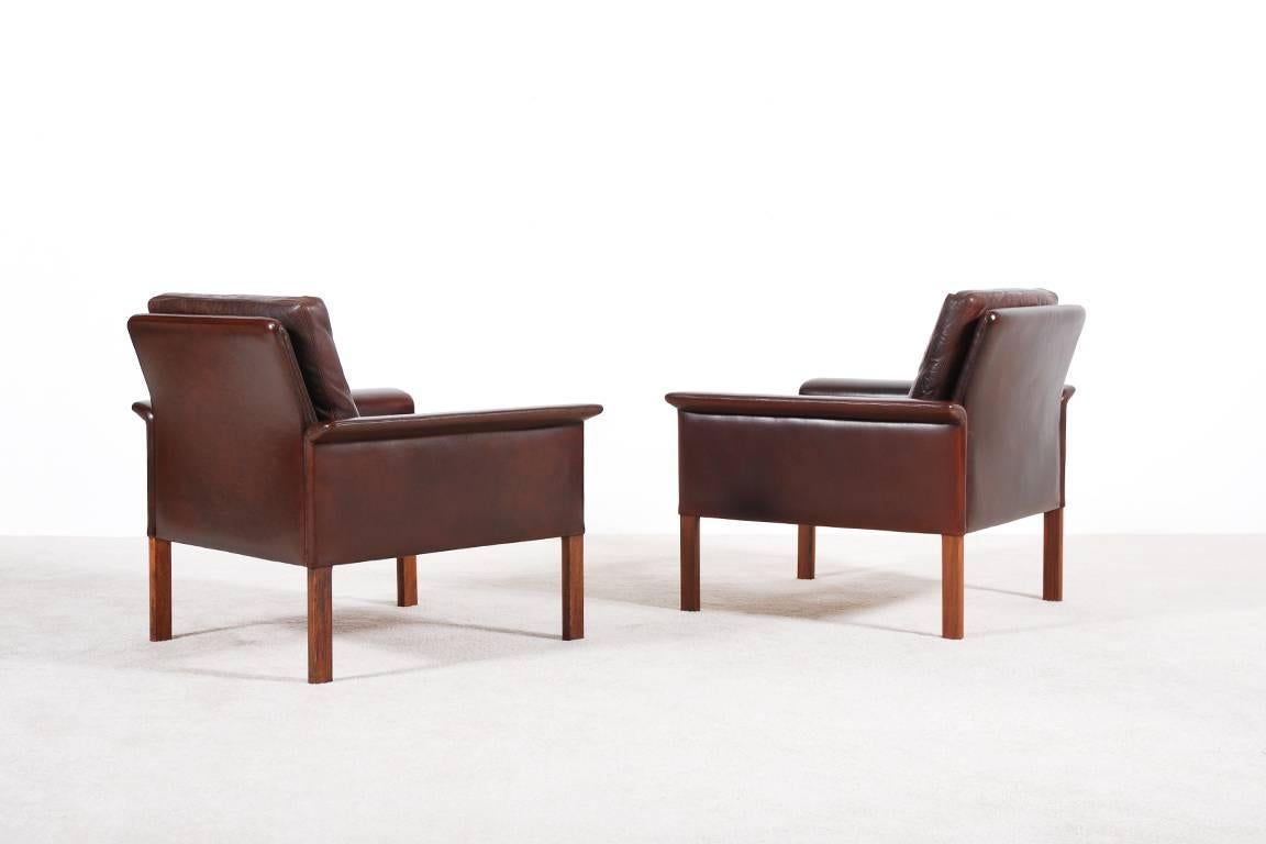 Pair of Scandinavian chairs designed in the 1960s by the Danish designer Hans Olsen. Solid wood frame covered with brown leather. Feather pillows.
Excellent condition.
Here, a Danish manufacturing C / S Møbler, circa 1960.

Sold only as a