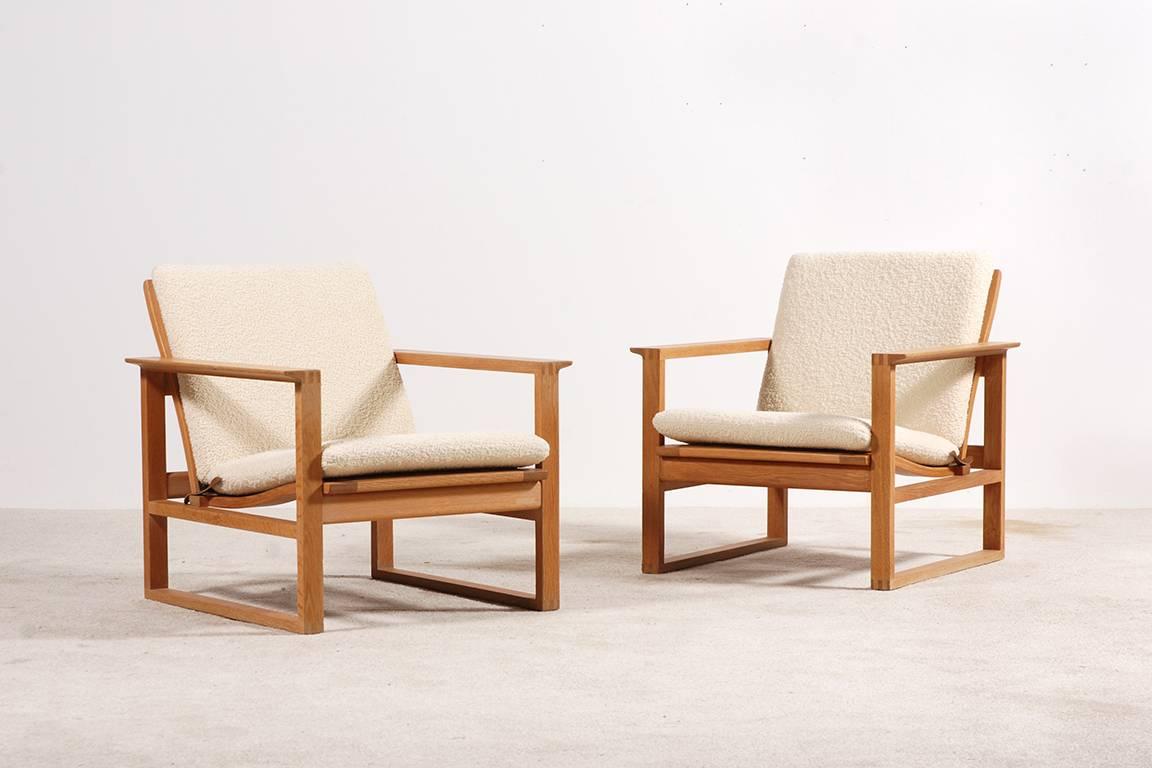 Pair of lounge oak chair model 2256 designed in 1956 by Børge Mogensen,
and produced by Fredericia Stolefabrik.

Newly upholstered with a premium quality wool fabric.
Excellent condition.

We ship worldwide. 
Express delivery in one week