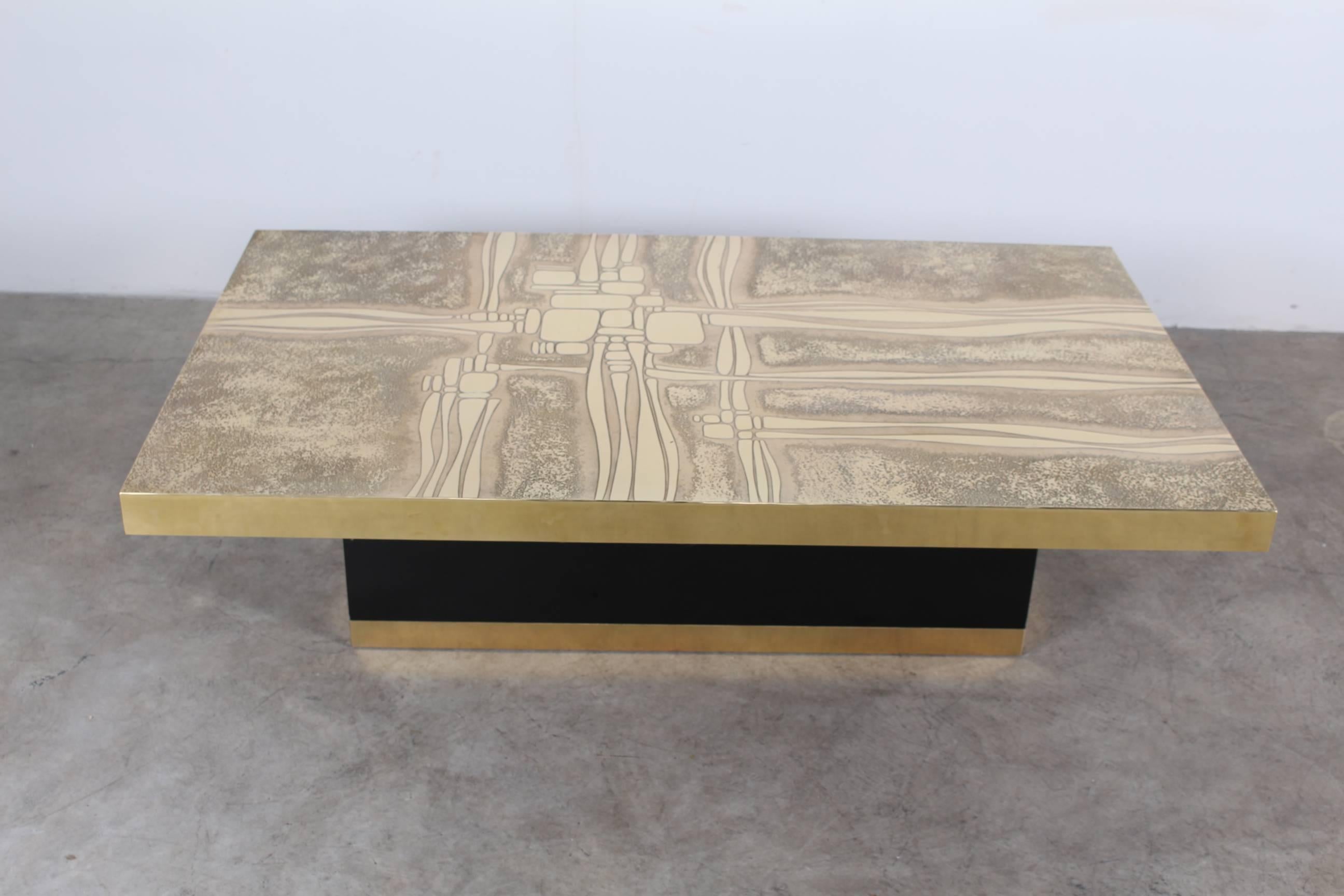 Stunning coffee table by Lova Creation, Belgium, circa 1970.

The table is in perfect condition, the leg is in black formica or plexiglass with a brass border.

Signed 