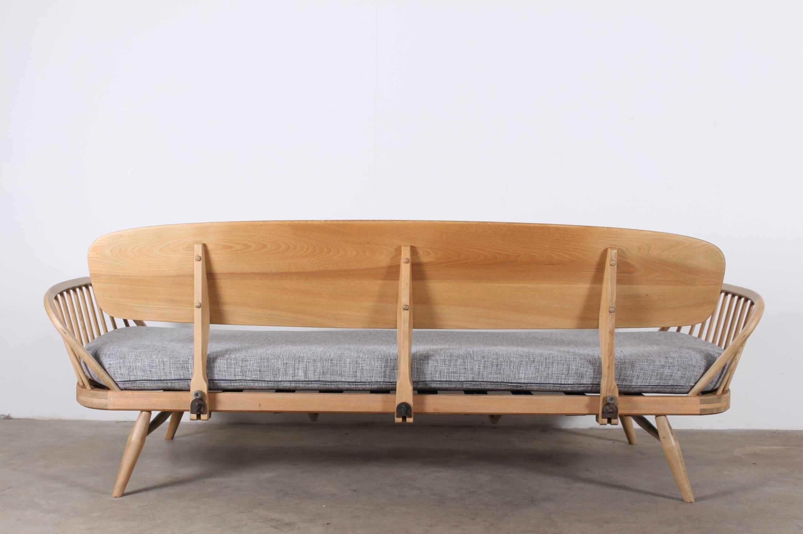 British Luigi Ercolani for Ercol Daybed Couch Sofa Model 355 For Sale