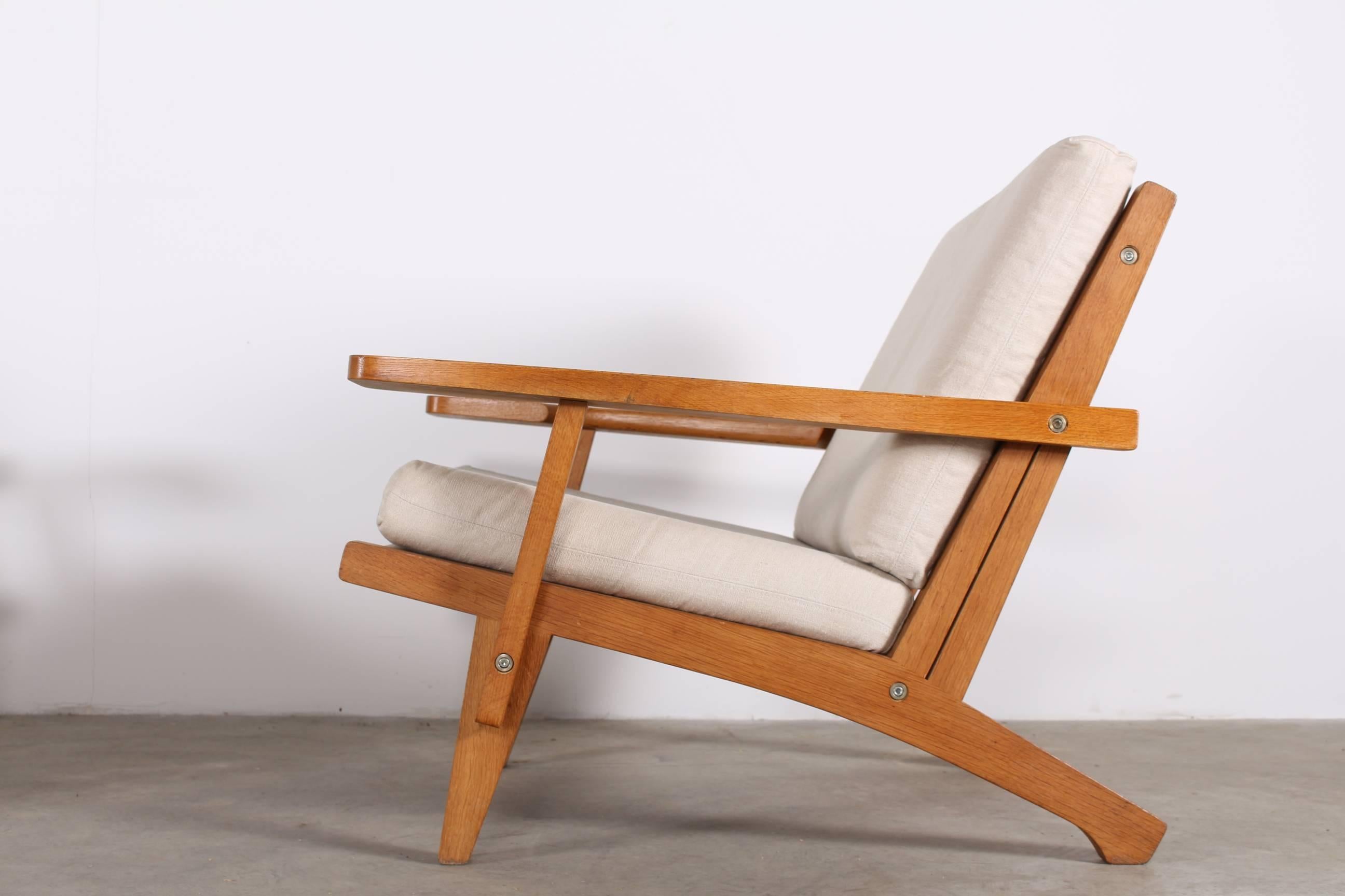 Hans J. Wegner for GETAMA Denmark Pair of Oak GE 375 Armchairs In Excellent Condition For Sale In Liege, BE