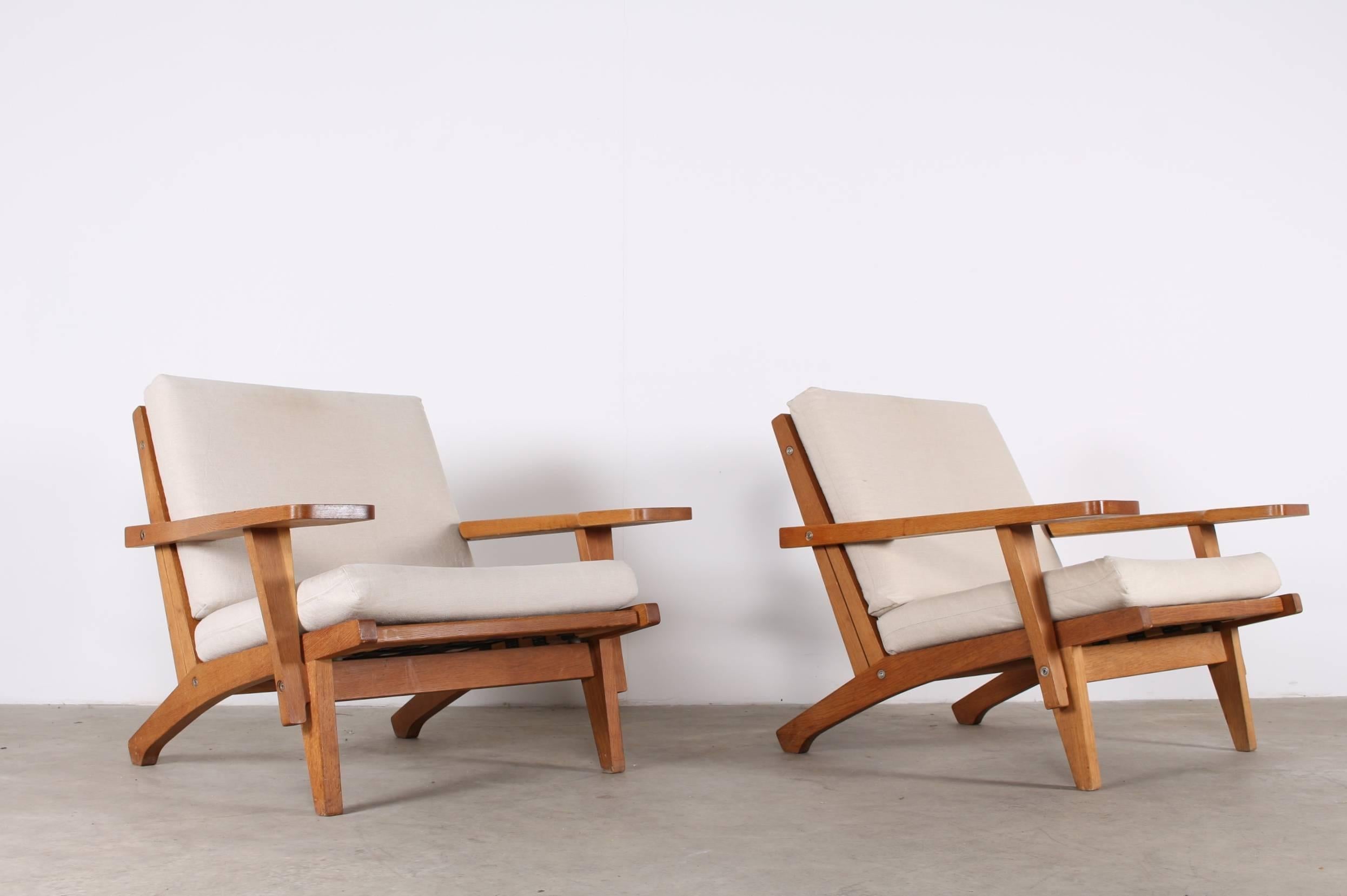 Splendid pair of GE 375 oak armchair by Hans J. Wegner for GETAMA, Denmark.
Original loose cushions, clean oak frame, very good vintage condition.
Signed on each armchair frame.