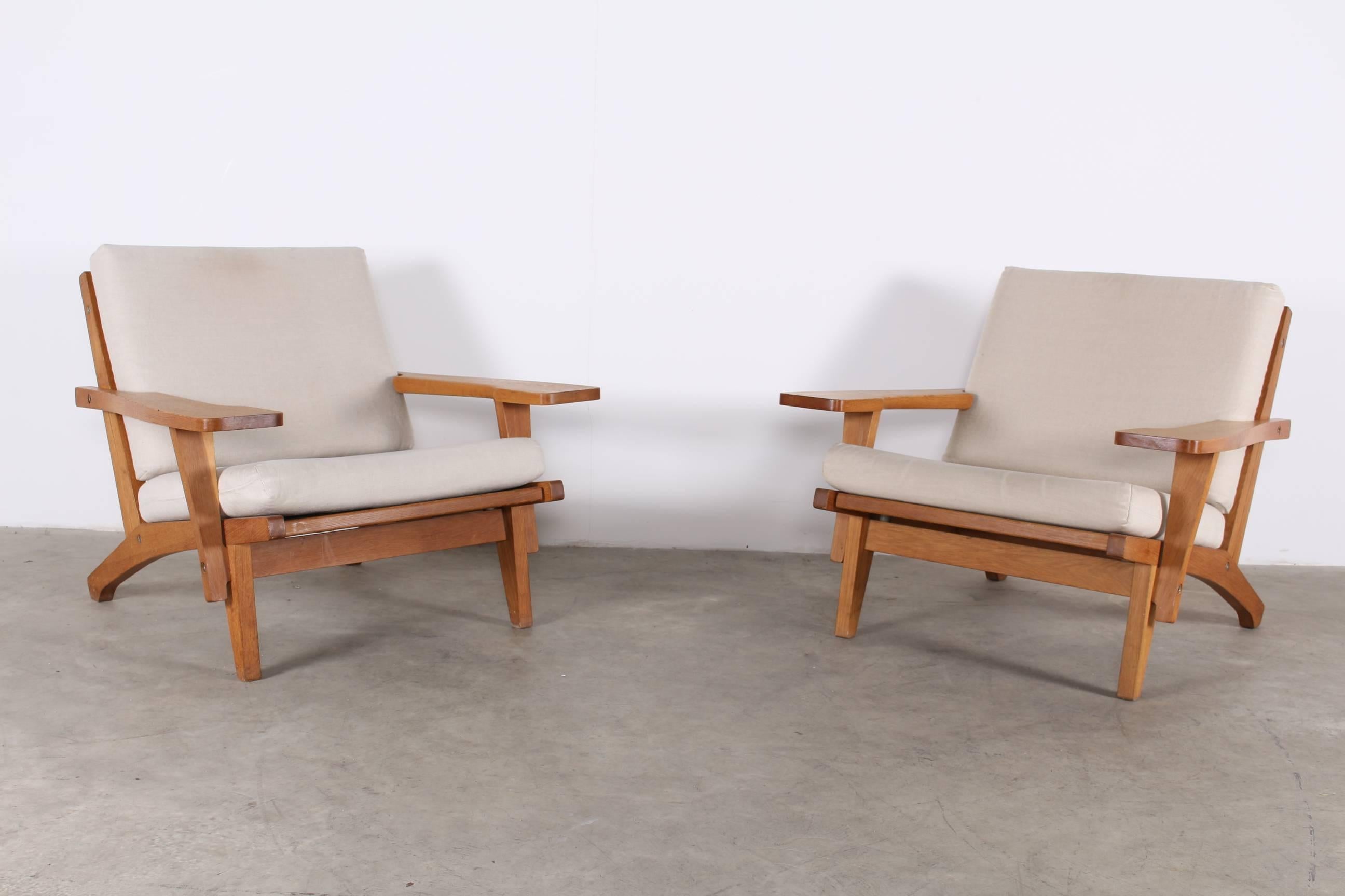 Mid-Century Modern Hans J. Wegner for GETAMA Denmark Pair of Oak GE 375 Armchairs For Sale