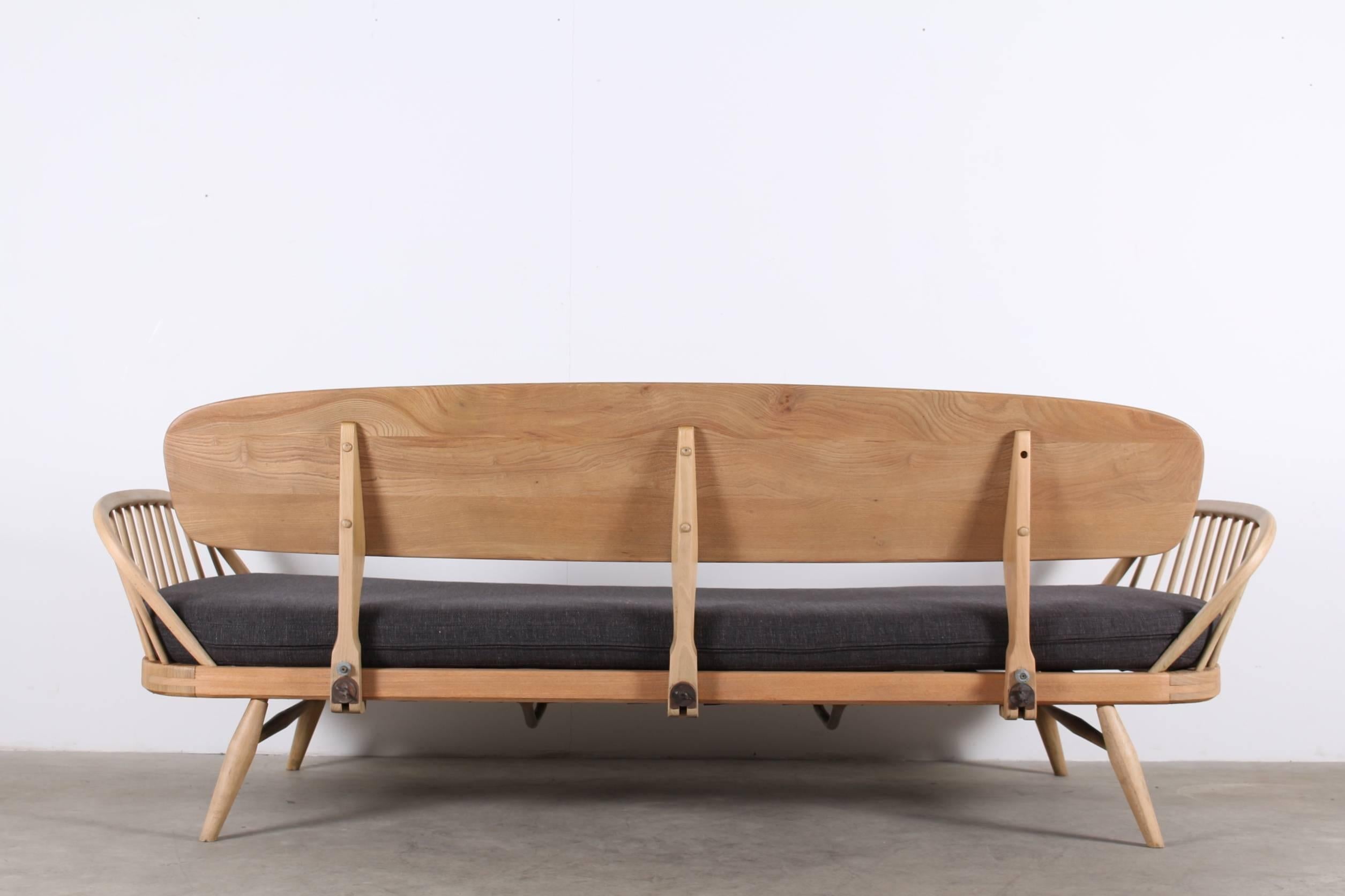 Luigi Ercolani for Ercol Daybed Couch Sofa ‘Model 355’ In Excellent Condition For Sale In Liege, BE