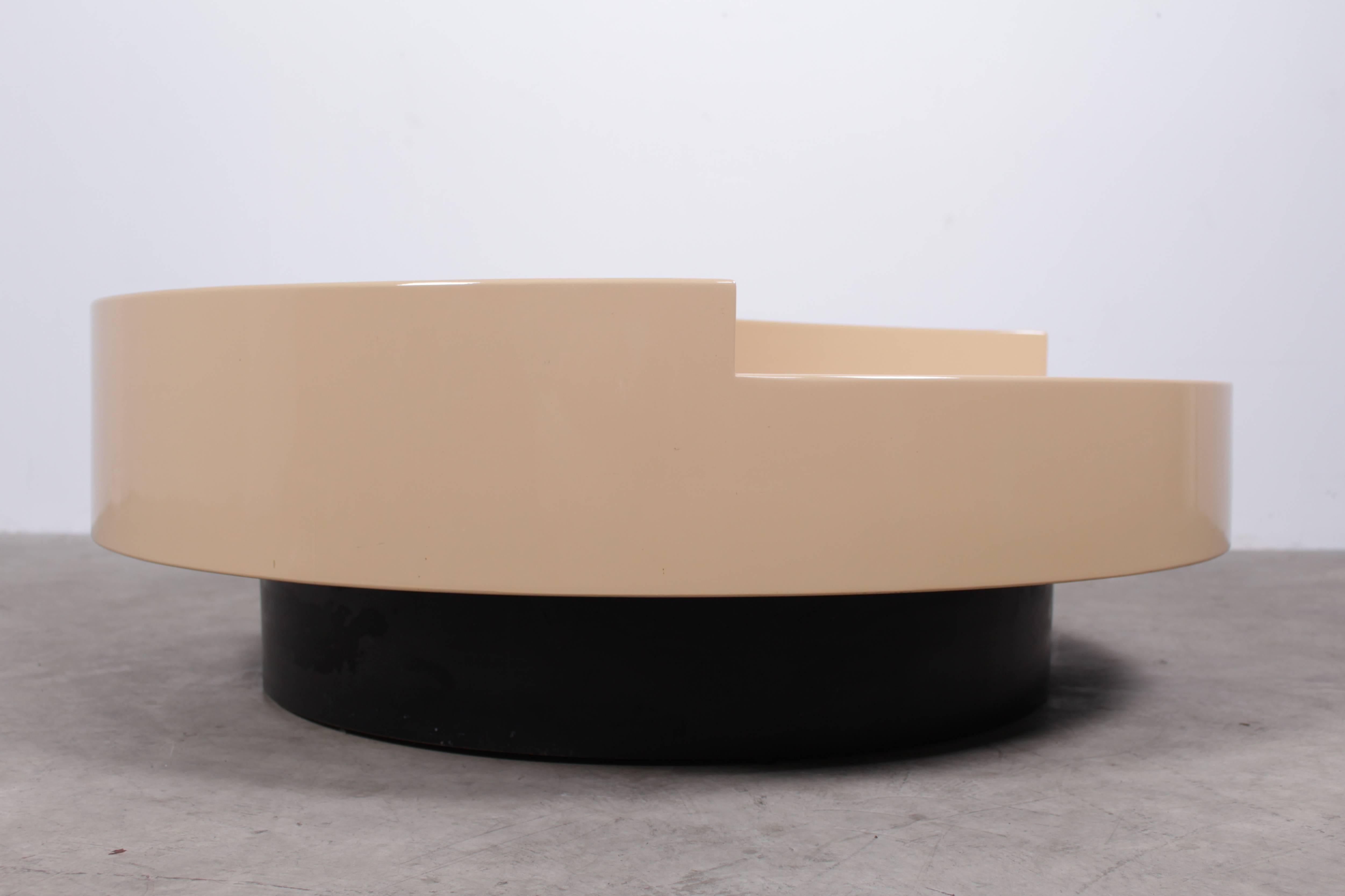A Willy Rizzo turning lacquered champagne colored coffee table, the circular brass bucket will hold your favorites bottles, it can also be used as a big ice-tray.
Just spin and serve your guests.

This table is excellent original condition, a