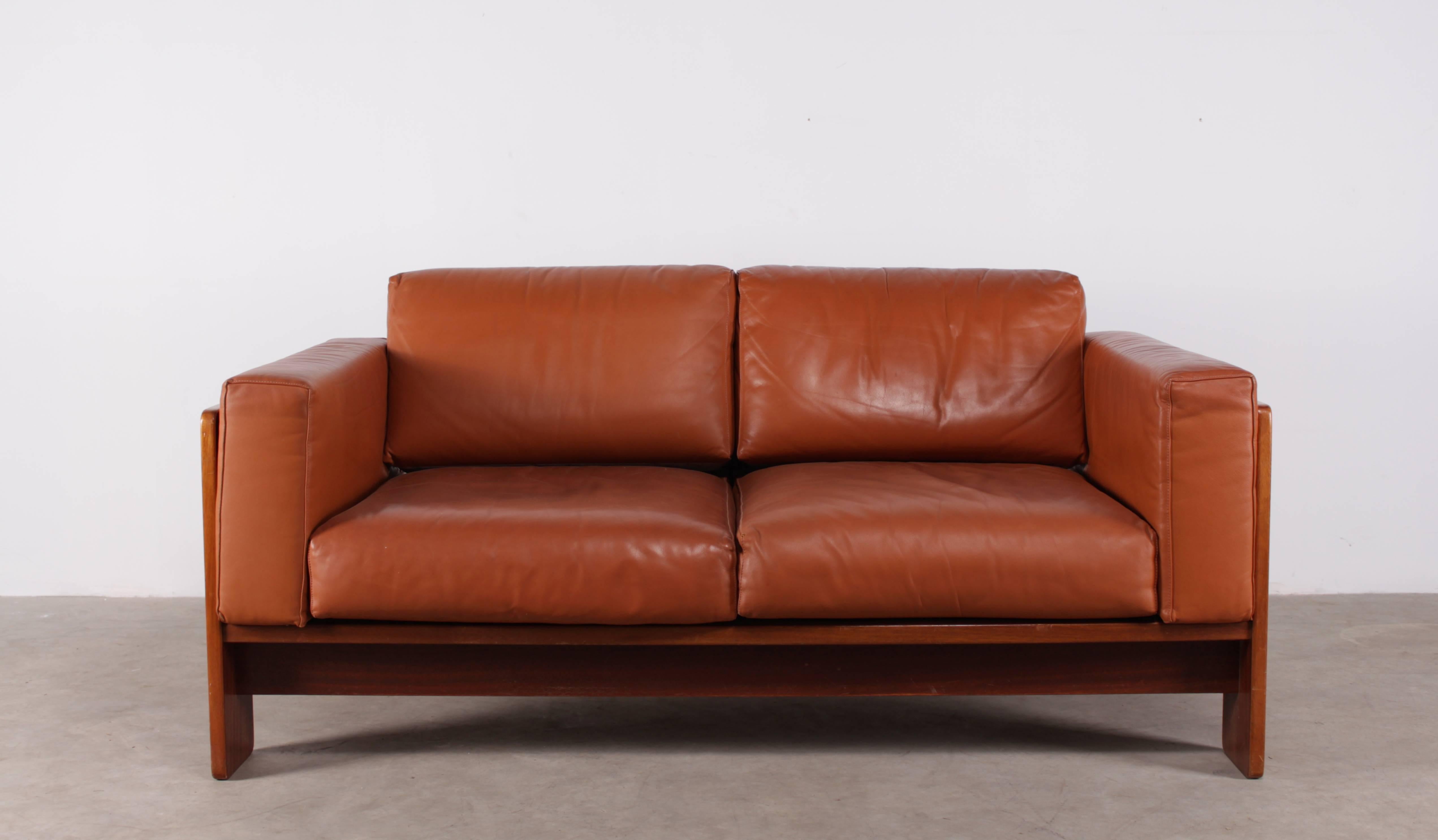 A leather sofa designed by Tobia Scarpa for Knoll.
This Bastiano is in excellent condition, mahogany frame and original 