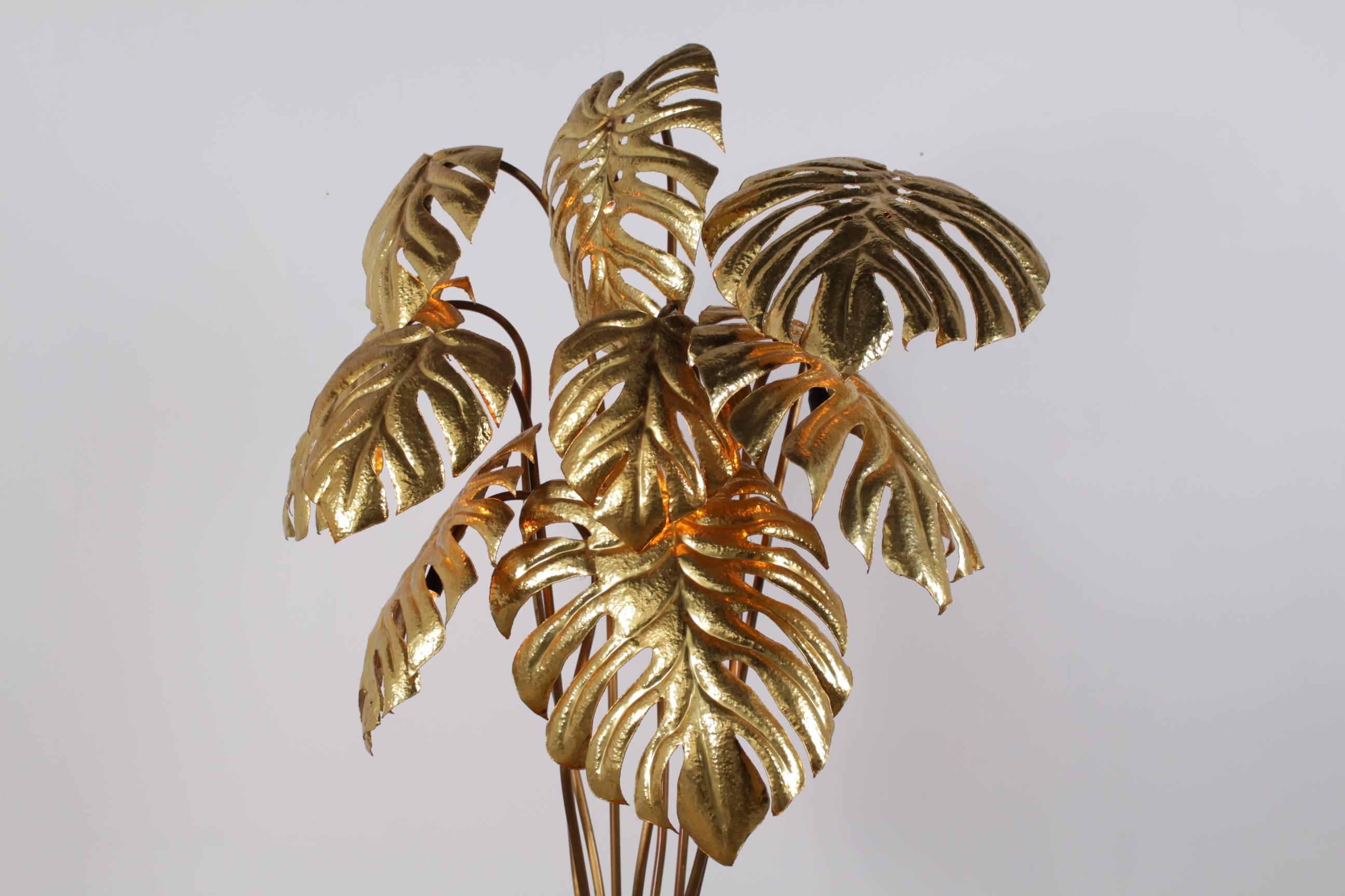 A splendid brass floor lamp manufactured during the 1970s, this type of philodendron lamp is quite unusual and highly decorative.

All the leah can be removed and commutable, giving the lamp a different appearance.

The basement is in wood and