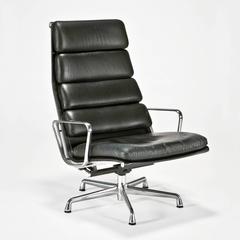 Fauteuil de direction et Ottoman en cuir Soft Pad de Charles et Ray Eames