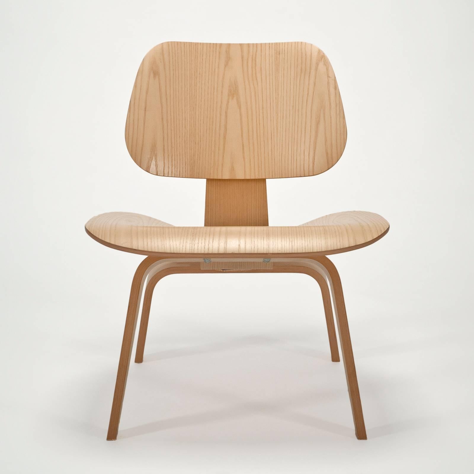 eames molded plywood lounge chair