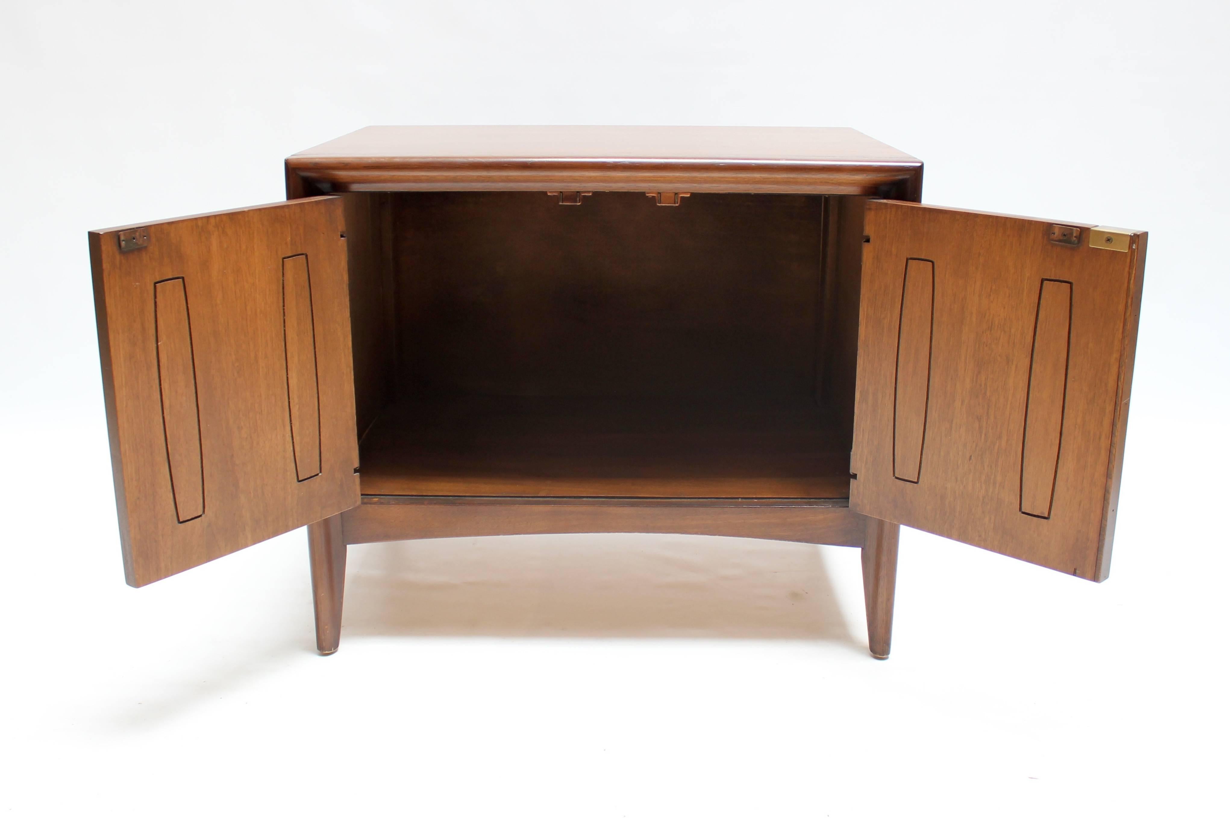 Pair of 1960s Broyhill Emphasis Walnut Nightstands In Excellent Condition In Sacramento, CA