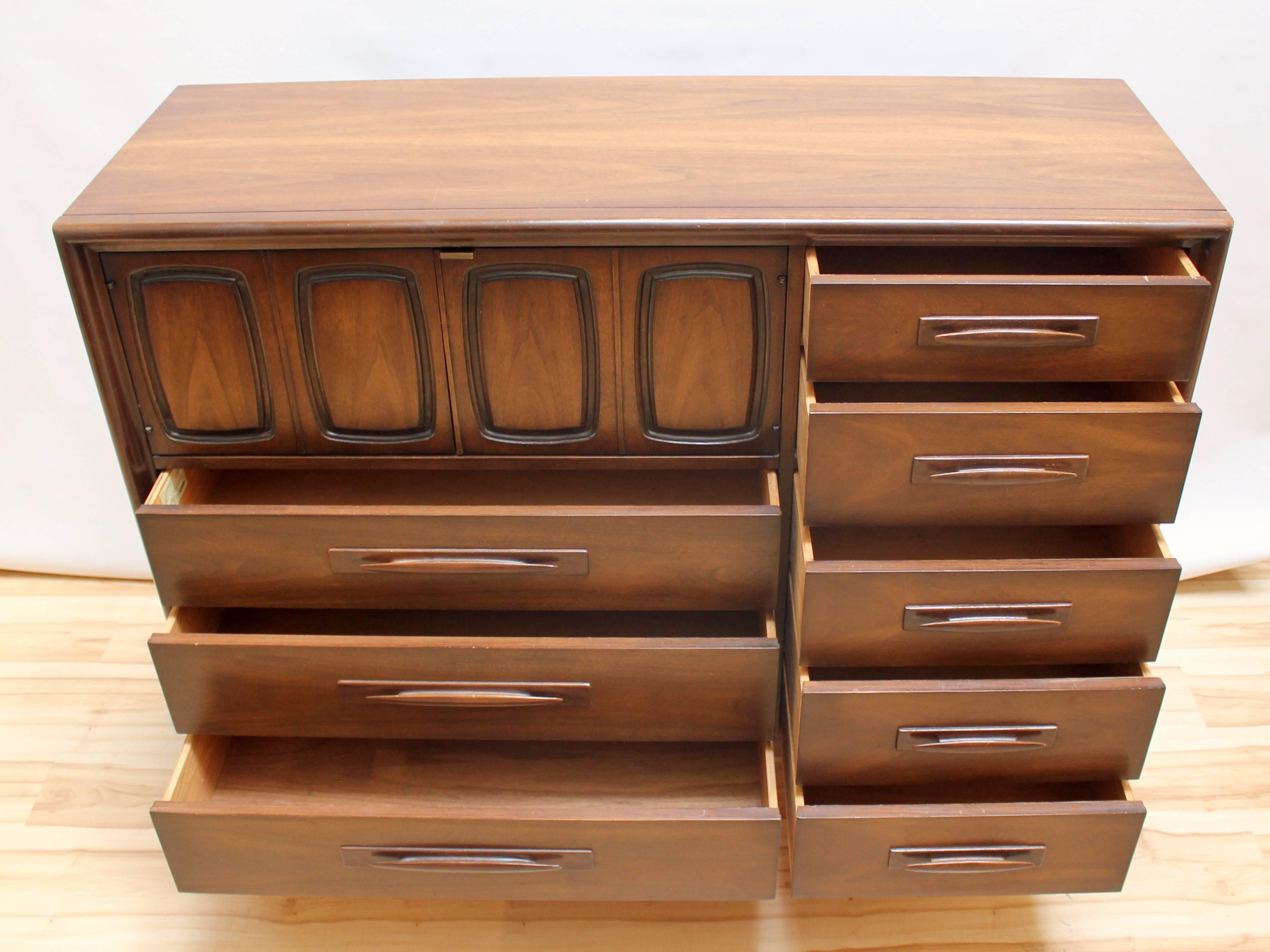 1960s Broyhill Emphasis Walnut Magna Dresser In Excellent Condition In Sacramento, CA