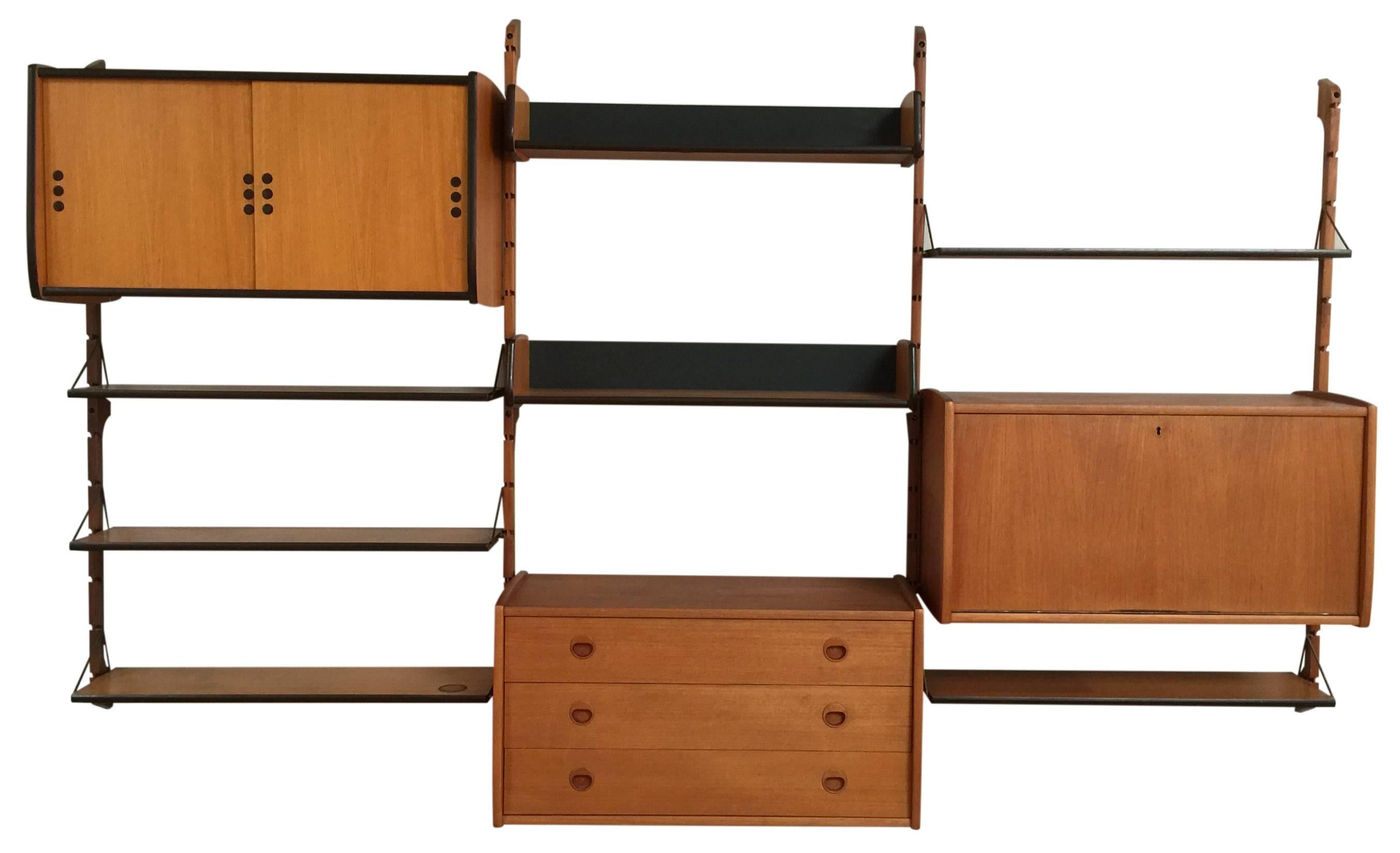 1960s Norwegian ERGO teak modular wall unit system designed by John Texmon for Blindheim Møbelfabrikk. 

The system consists of two short and two long wall-mounted brackets; one dresser box with three drawers, one credenza box with sliding doors,