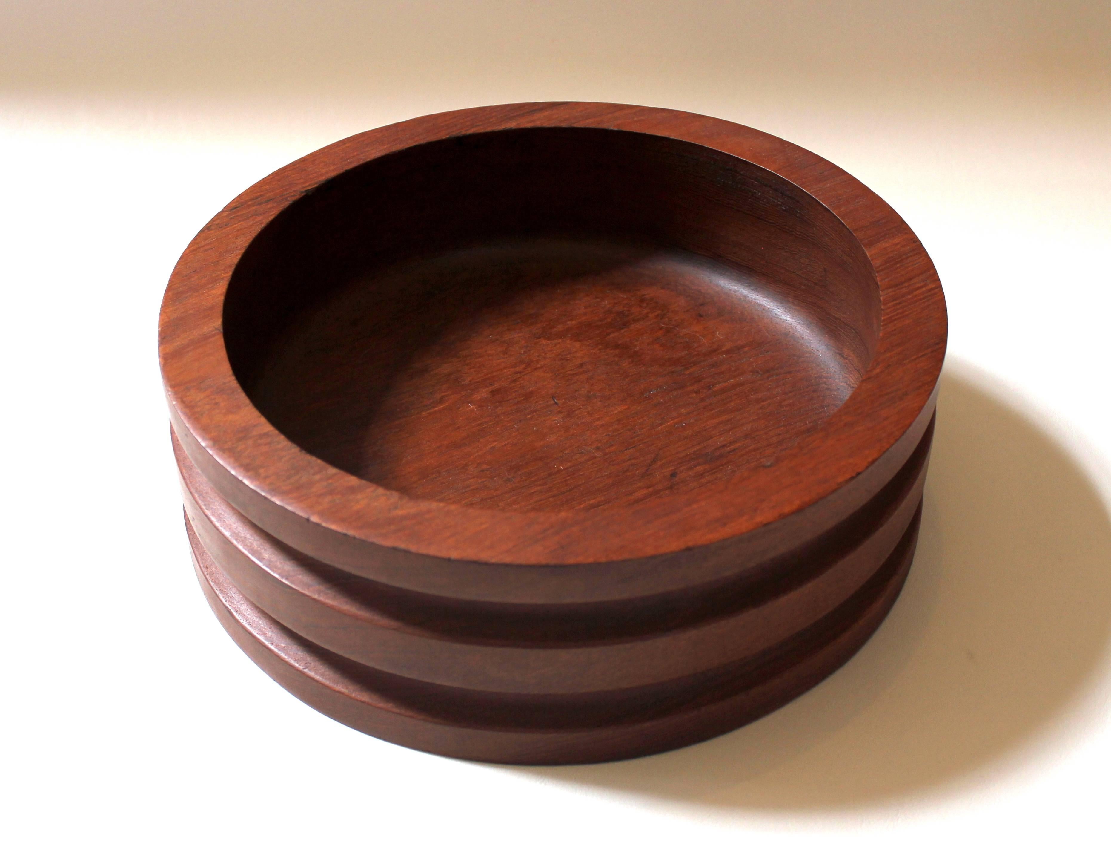 1960s Danish modern teak salad or decorative bowl with ridged sides. A clean and Classic design, evocative of Danish Modern and machine-age styling. In excellent condition with no noticeable wear or damage.