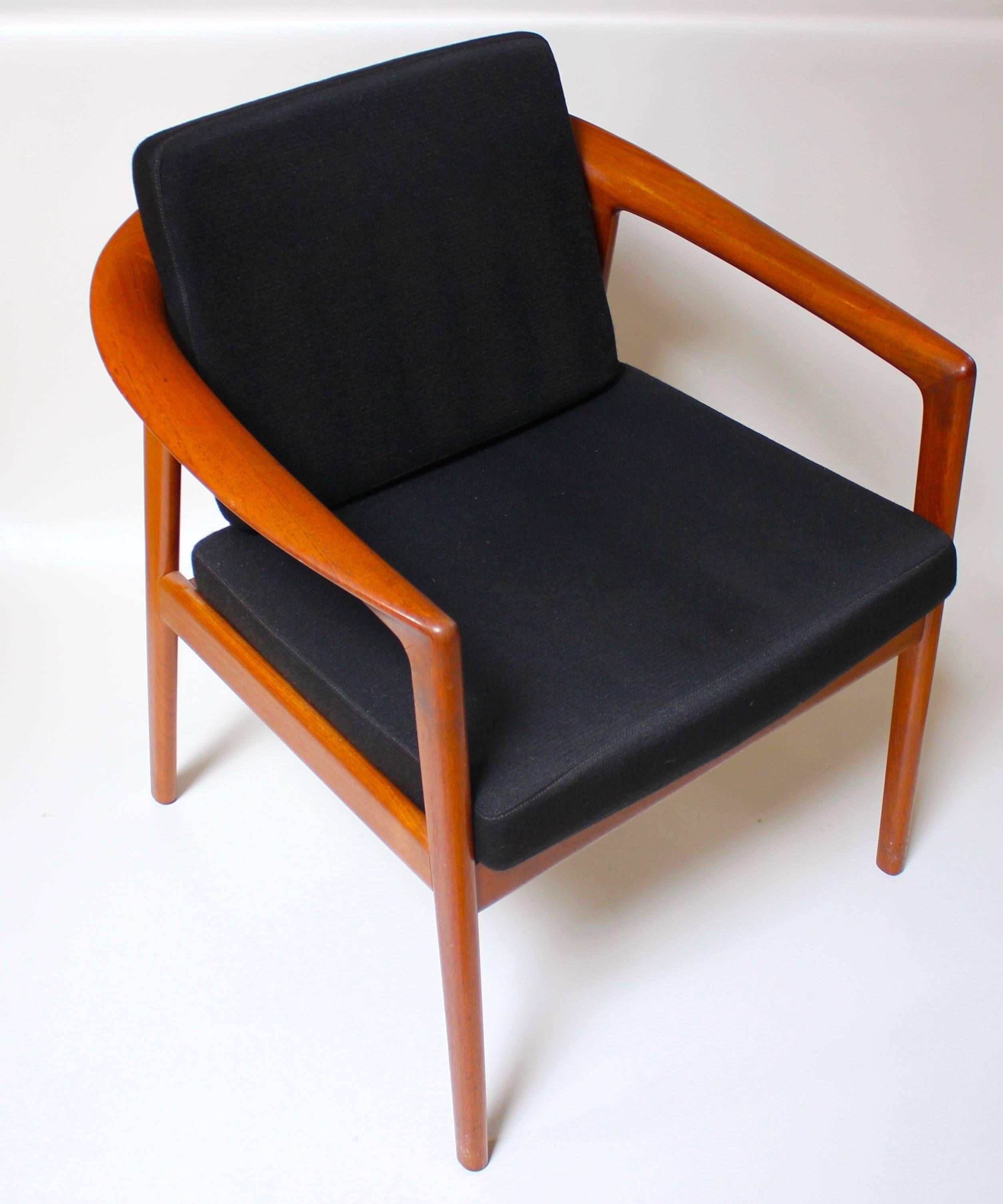1960s Danish modern lounge chair designed by Folke Ohlsson for DUX. In excellent condition, professionally reupholstered with new foam and fabric.