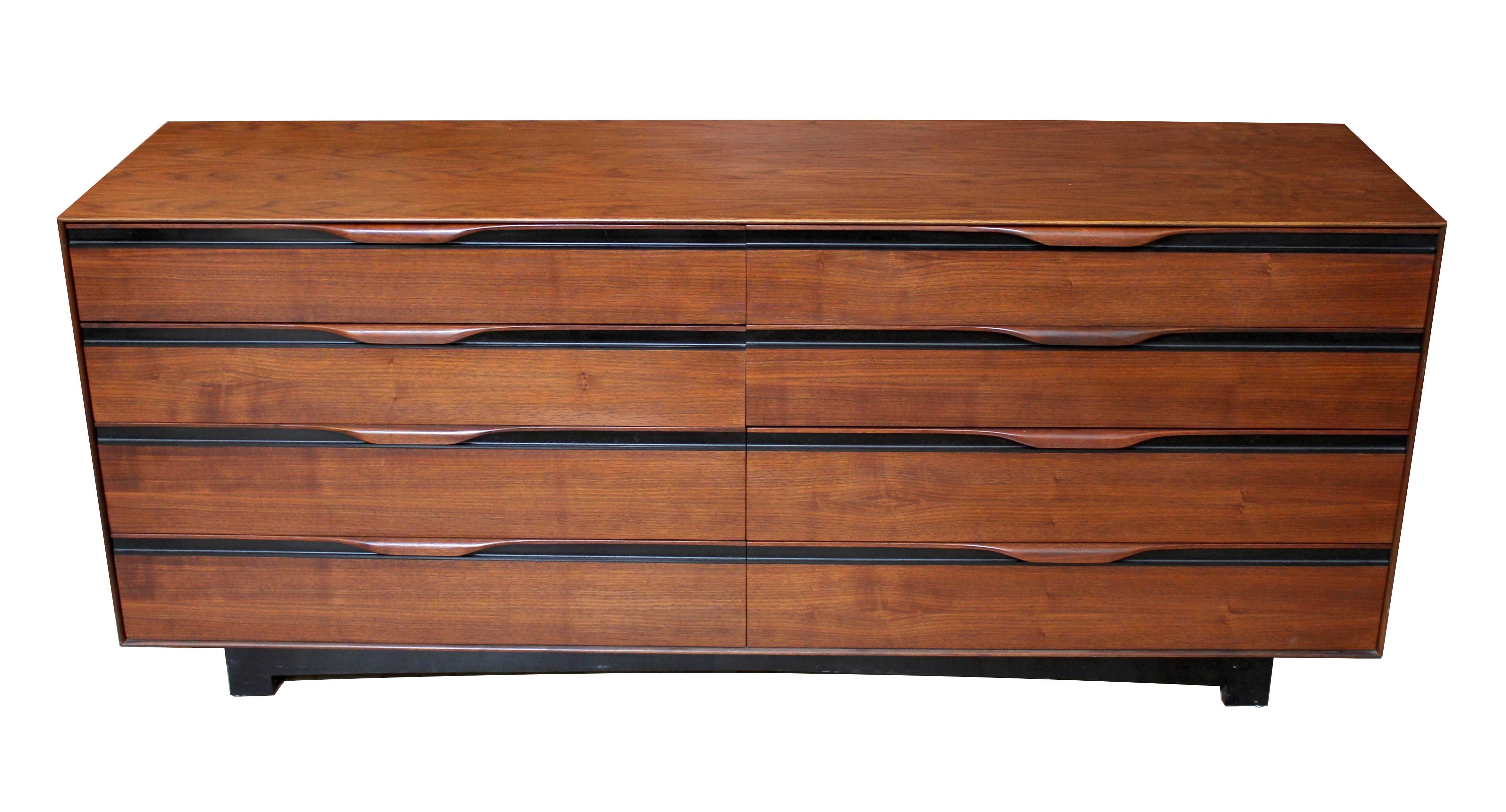 1960s eight-drawer walnut dresser designed by John Kapel for Glenn of California. In excellent condition, with Kapel's distinctive sculptural pulls with black acrylic trim.