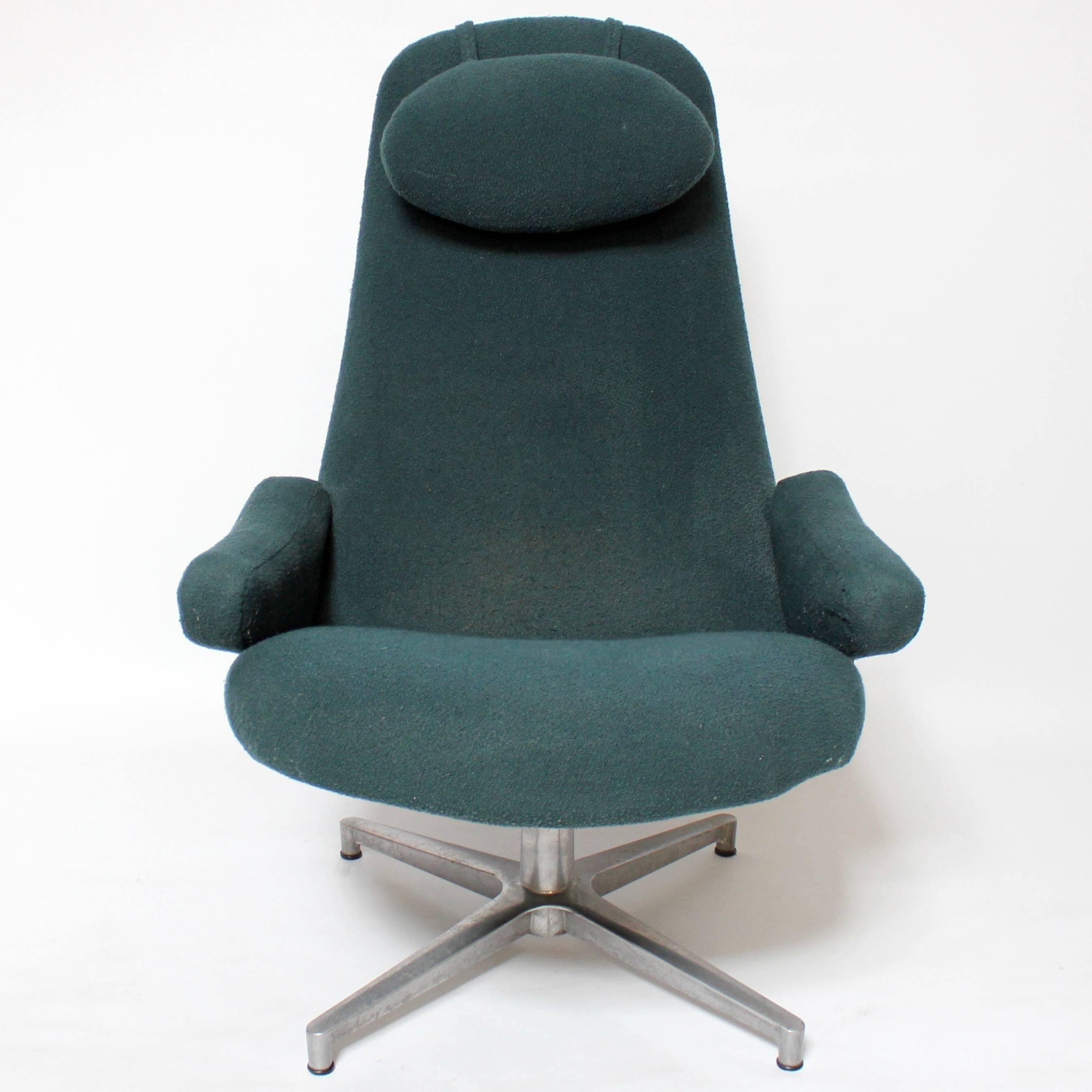 1960s Contourette upholstered lounge chair designed by Alf Svensson for DUX. The chair swivels, and features floating armrests, a detachable headrest, and a four-pointed aluminium base.