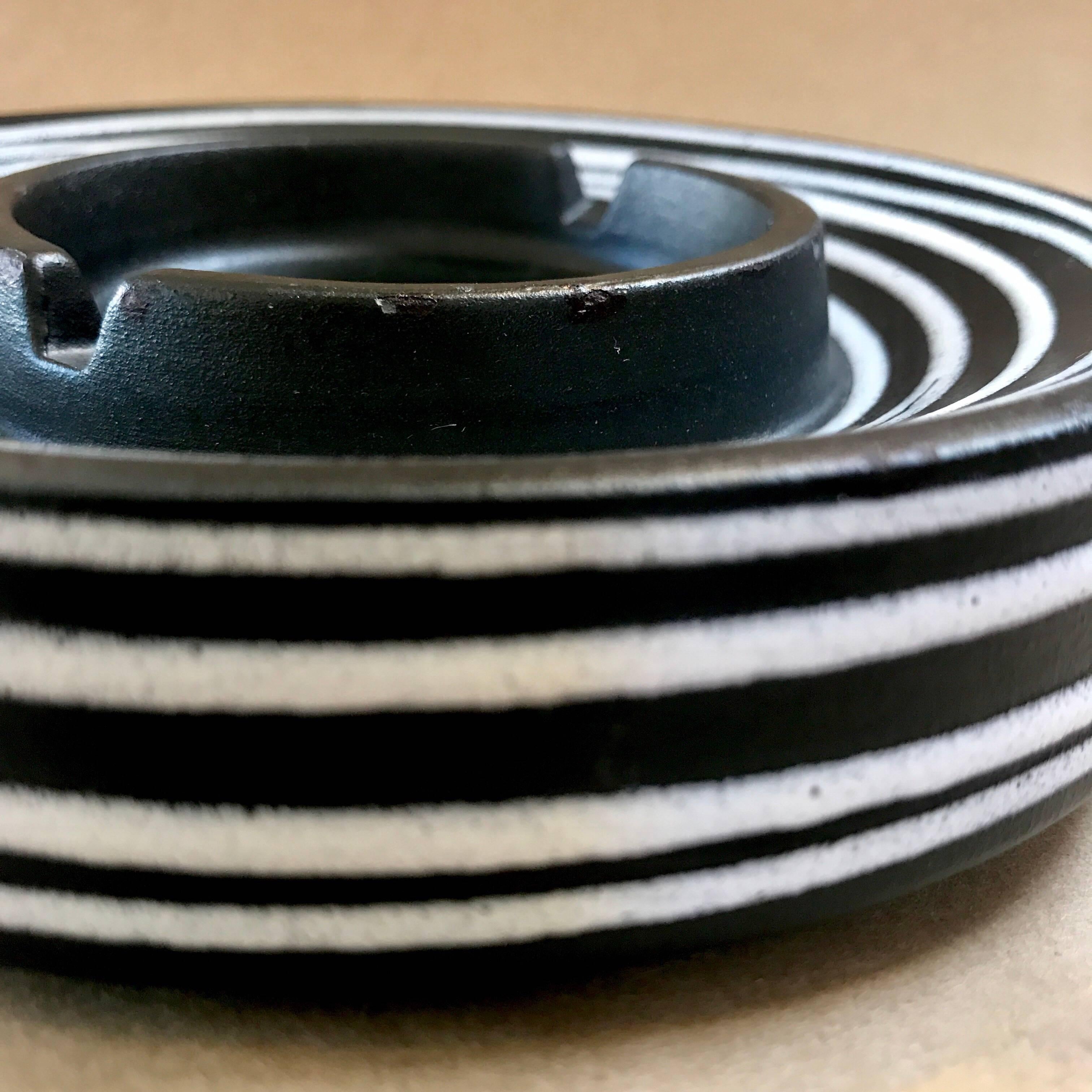 Mod Black and White Royal Haeger Ceramic Ashtray In Excellent Condition In Sacramento, CA