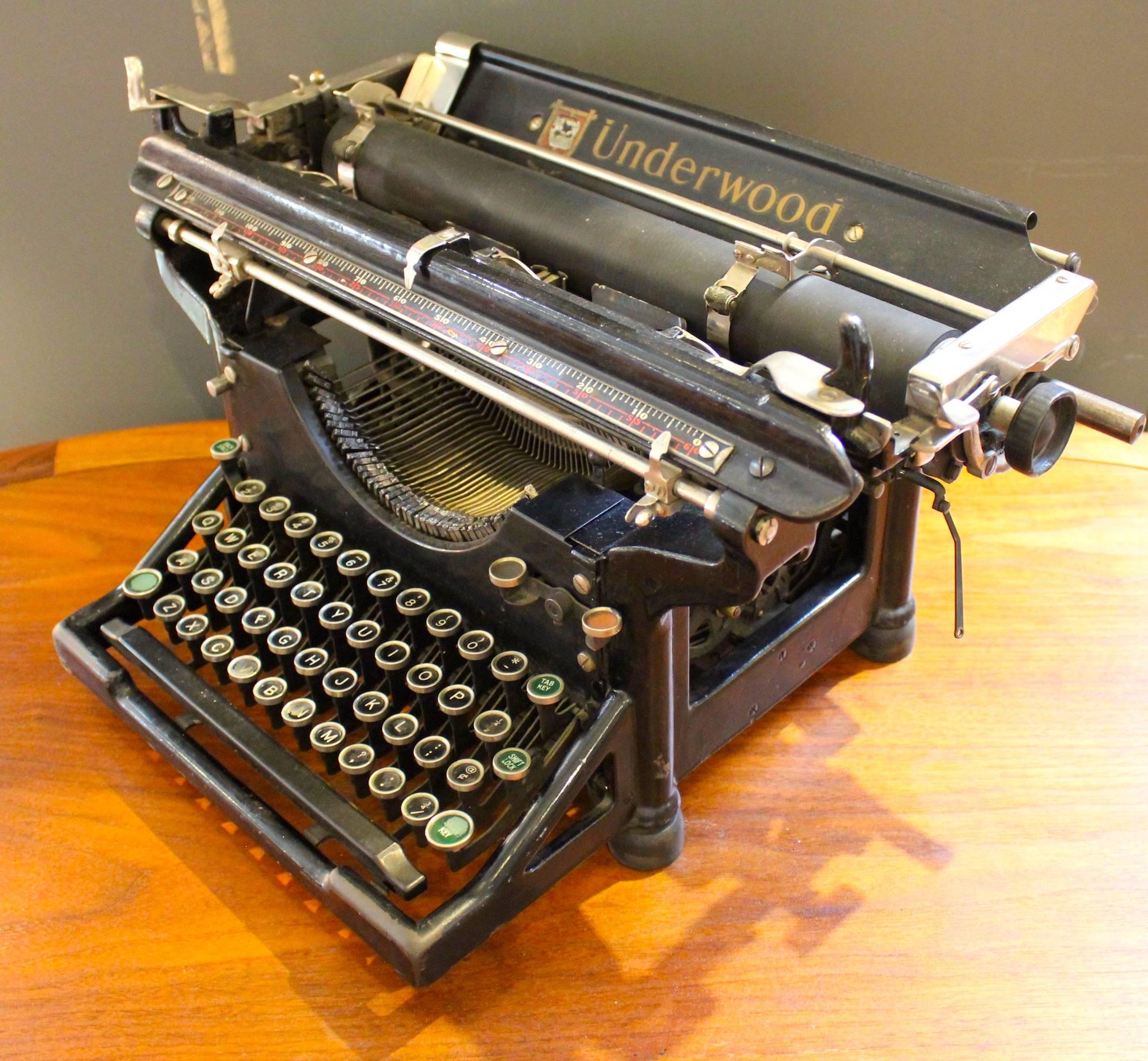 Vintage early 20th century Underwood typewriter. In excellent vintage condition, with all keys and arms in good working order. No ribbon.