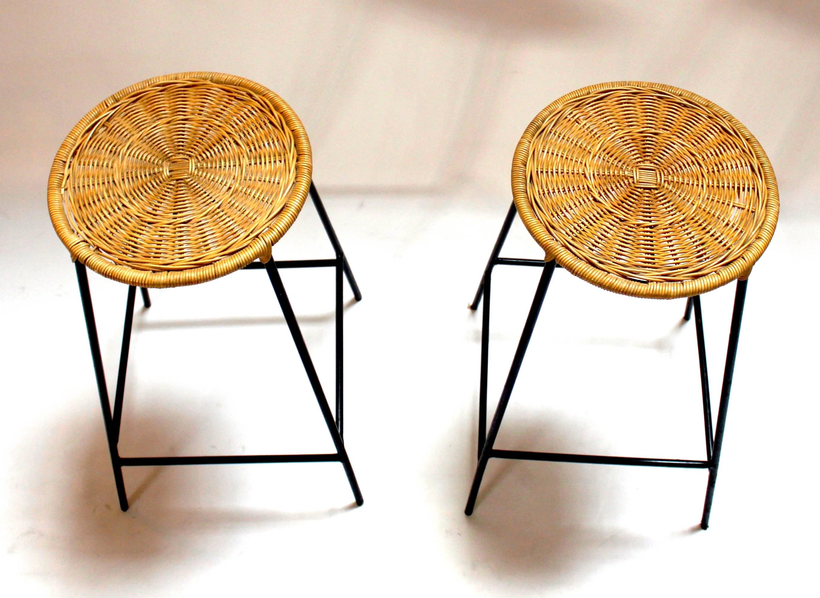 Mid-Century Modern Pair of Wicker and Metal Bar Stools in the Style of Arthur Umanoff