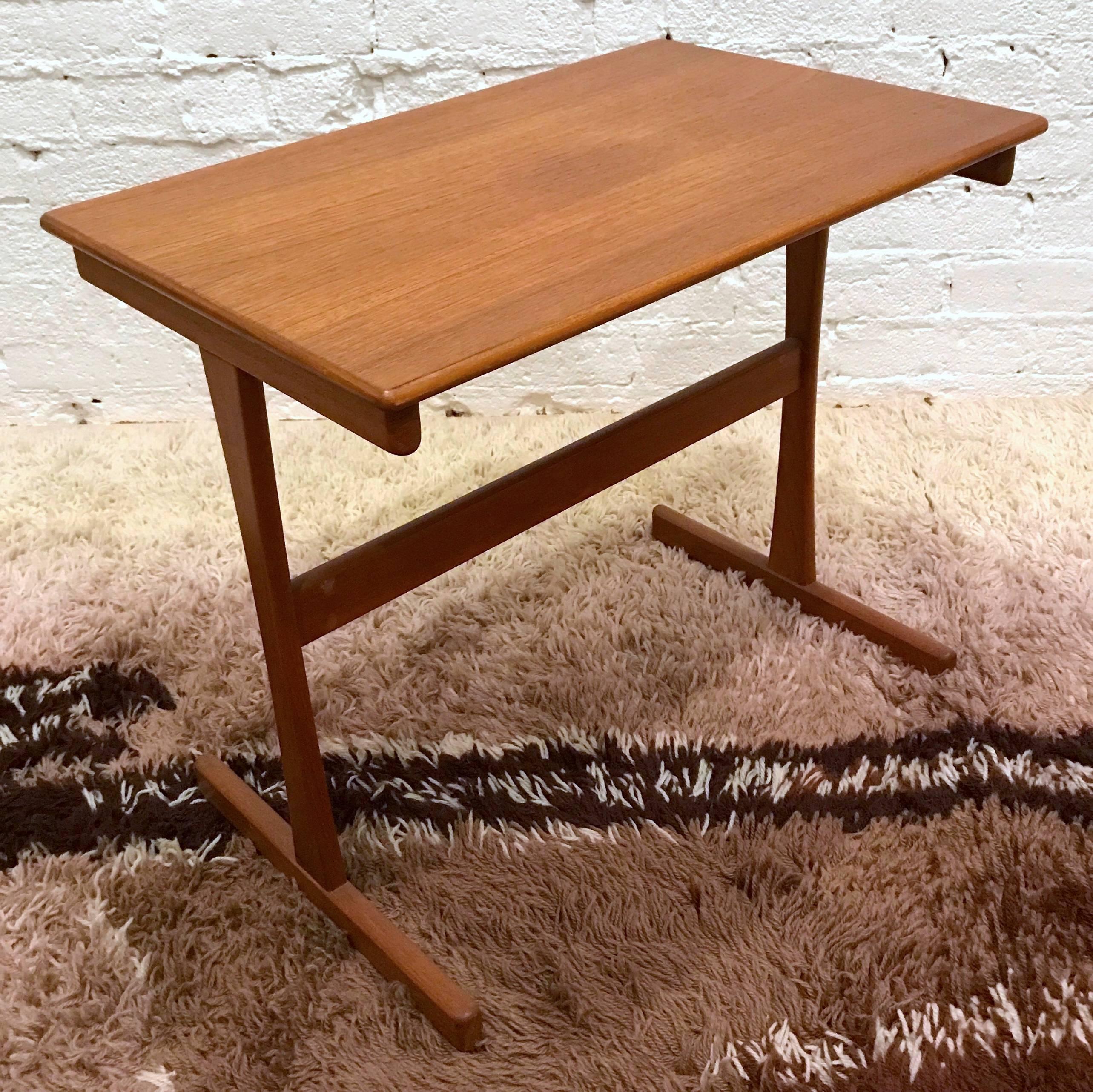 Set of Three Danish Modern Teak Nesting Tables by Arne Wahl Iversen In Excellent Condition In Sacramento, CA