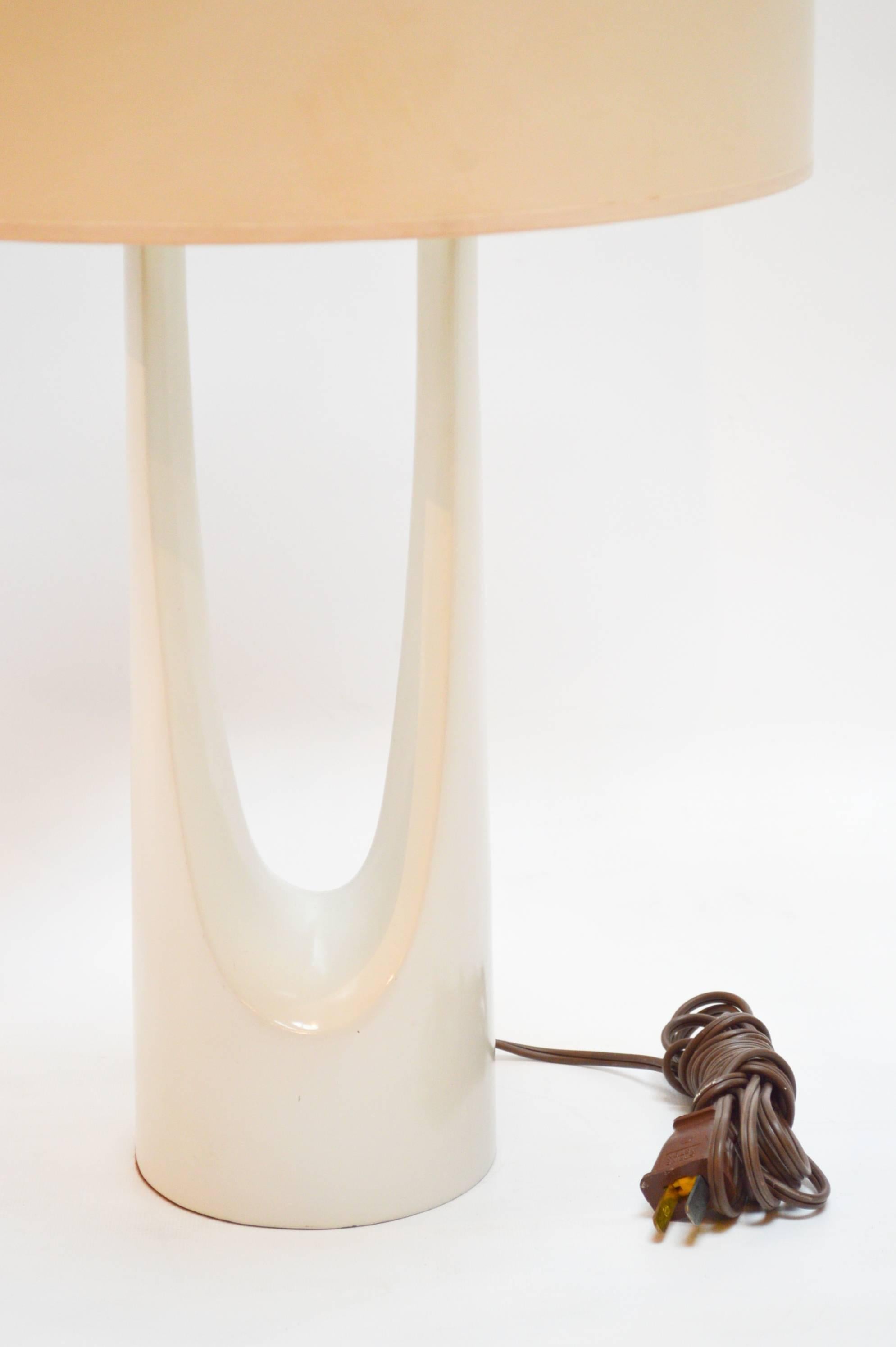 Mid-century modern sculptural metal table lamp with original shade by Laurel. The lamp measures 5