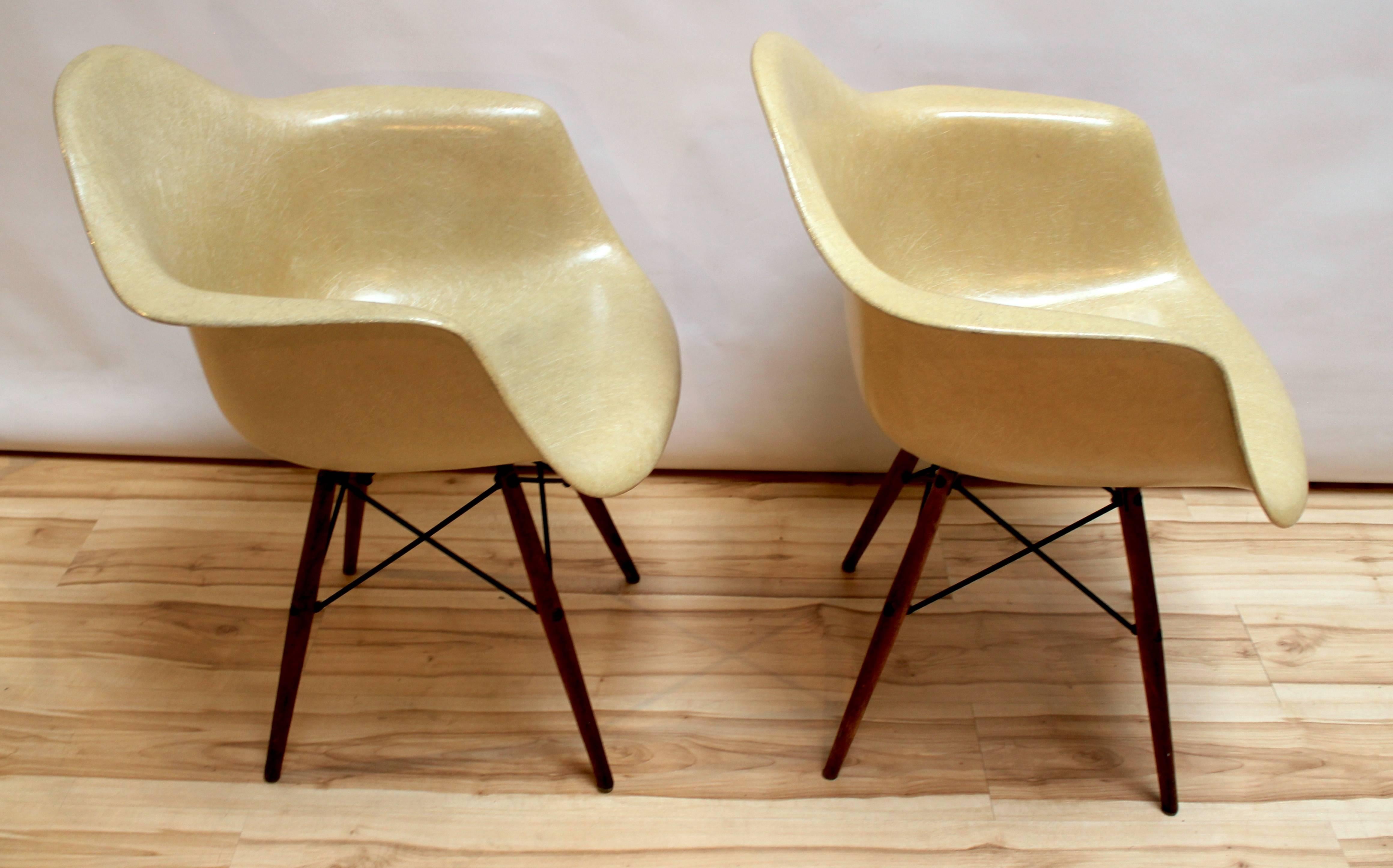 Mid-Century Modern Pair of Eames Zenith DAW Fiberglass Lounge Chairs with Walnut Dowel Legs