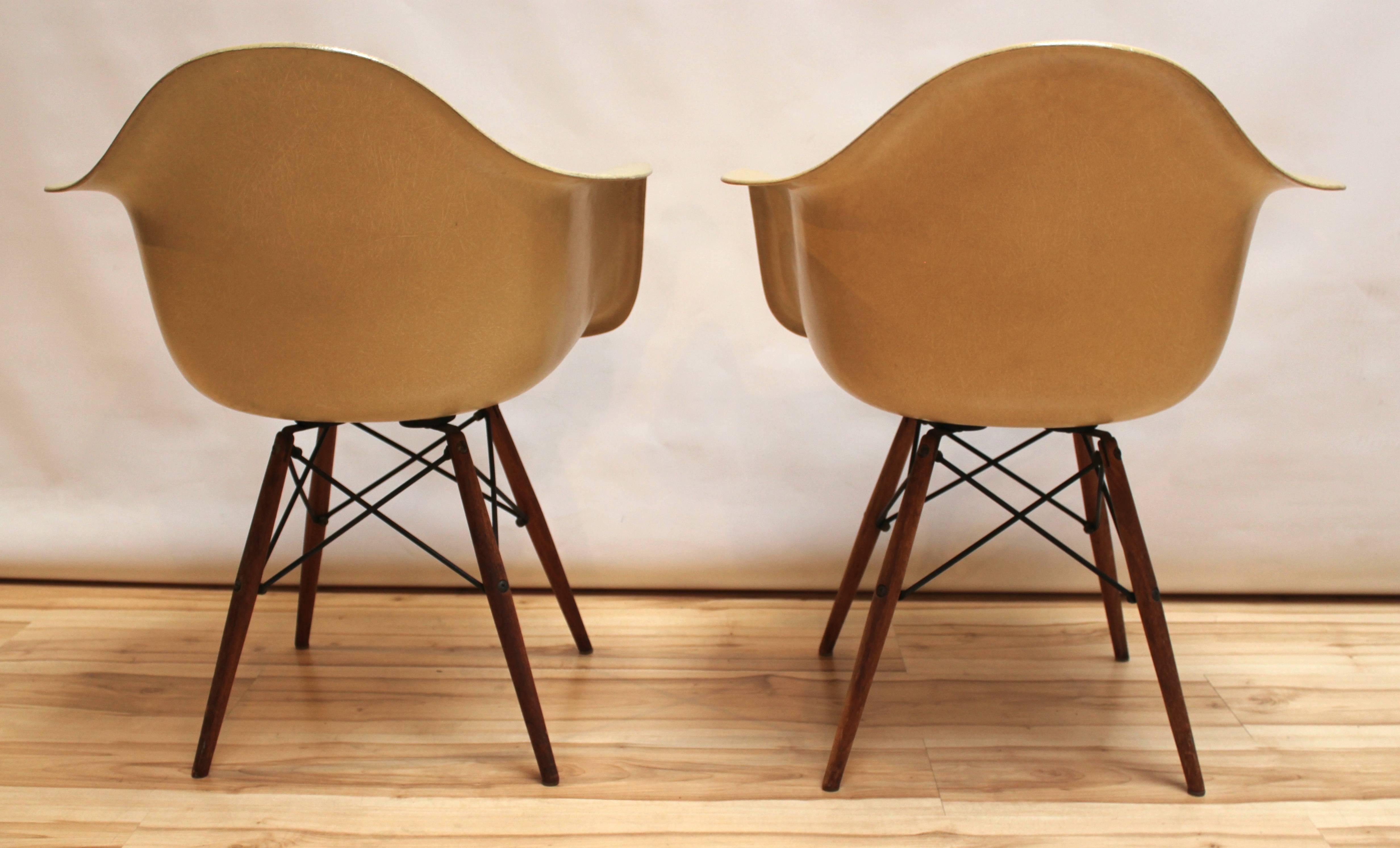Pair of Eames Zenith DAW Fiberglass Lounge Chairs with Walnut Dowel Legs In Good Condition In Sacramento, CA