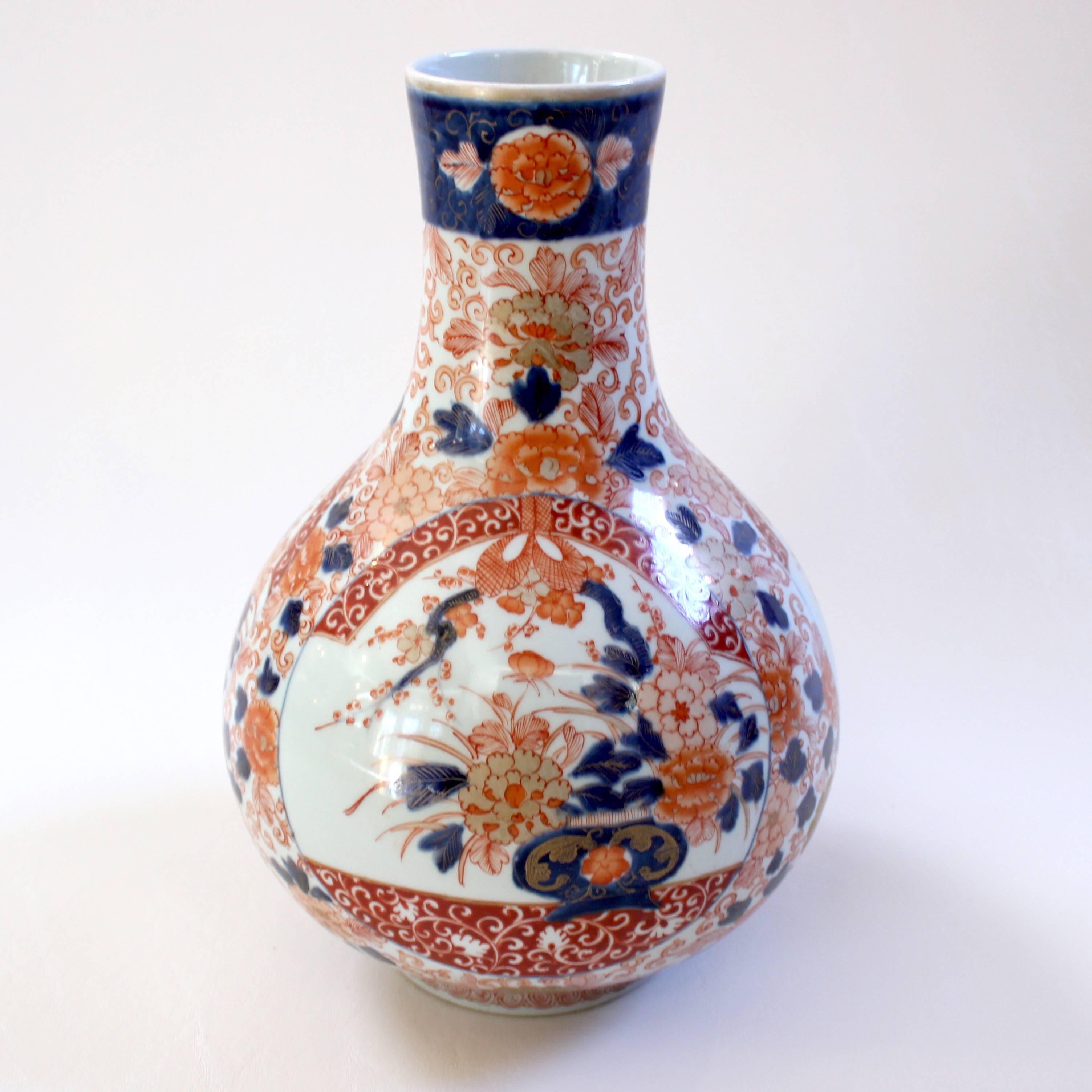 Early 20th century hand-painted Japanese Imari vase, circa 1915, decorated in blue, red and gold.