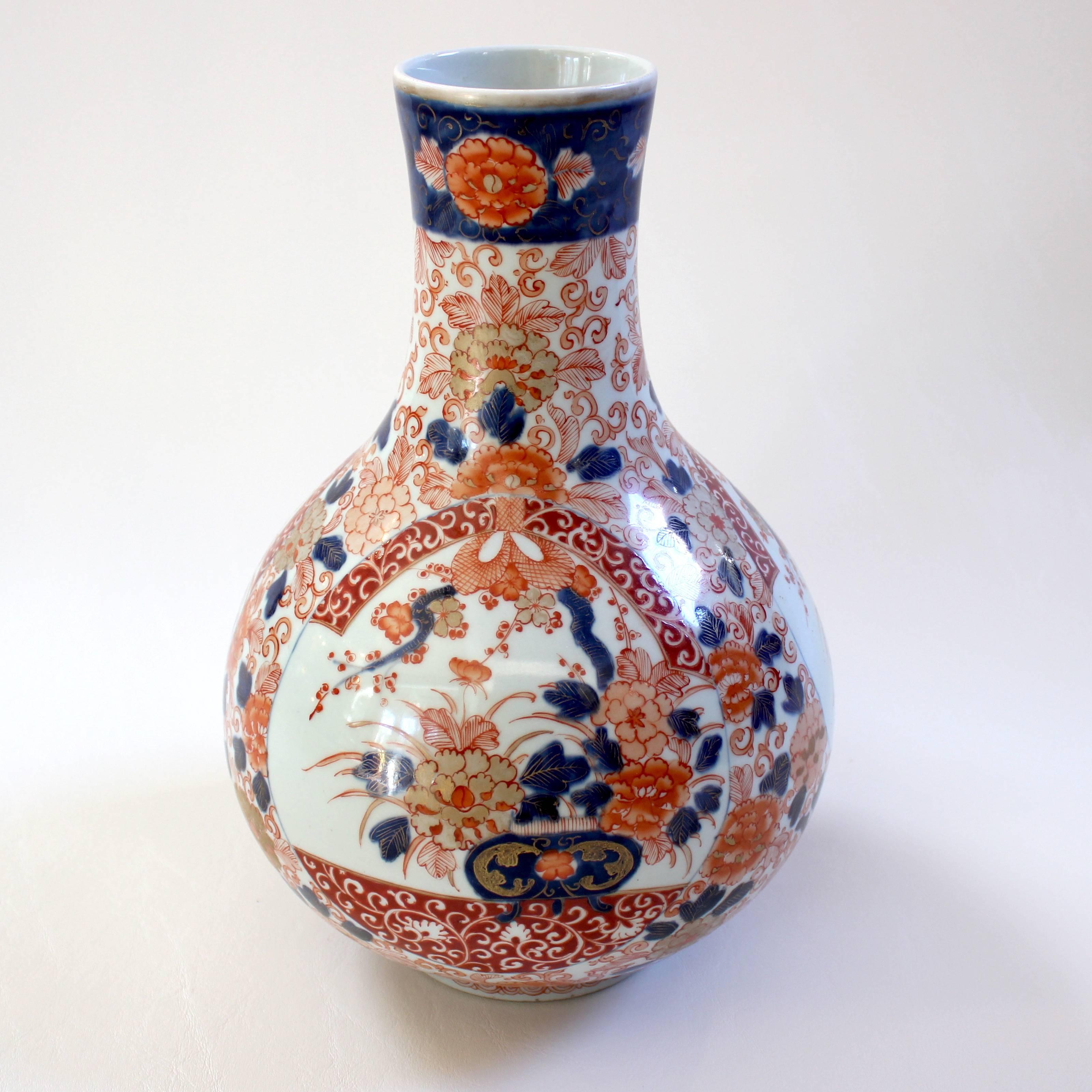 Early 20th-Century Hand-Painted Japanese Imari Vase In Good Condition For Sale In Sacramento, CA