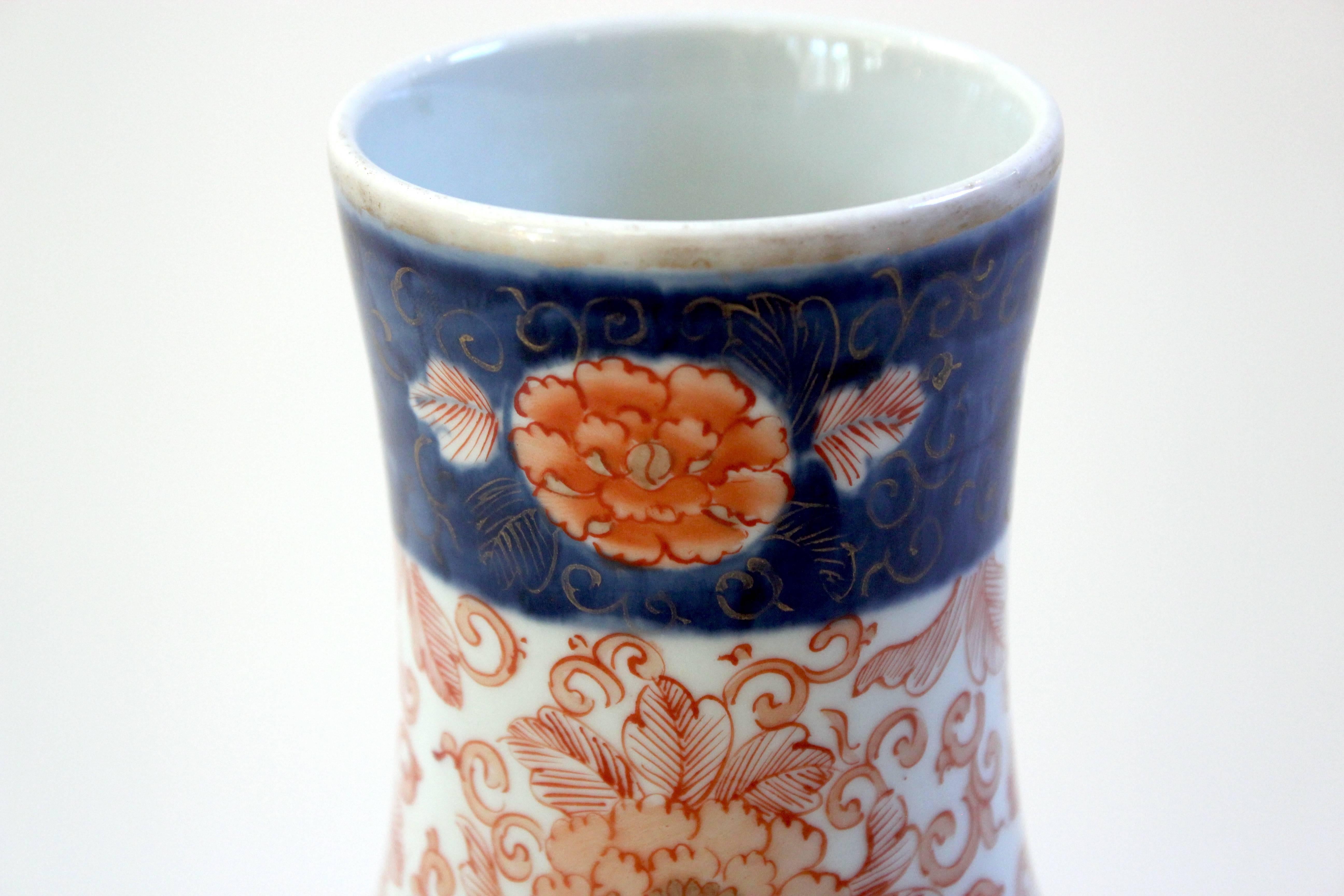 Porcelain Early 20th-Century Hand-Painted Japanese Imari Vase For Sale