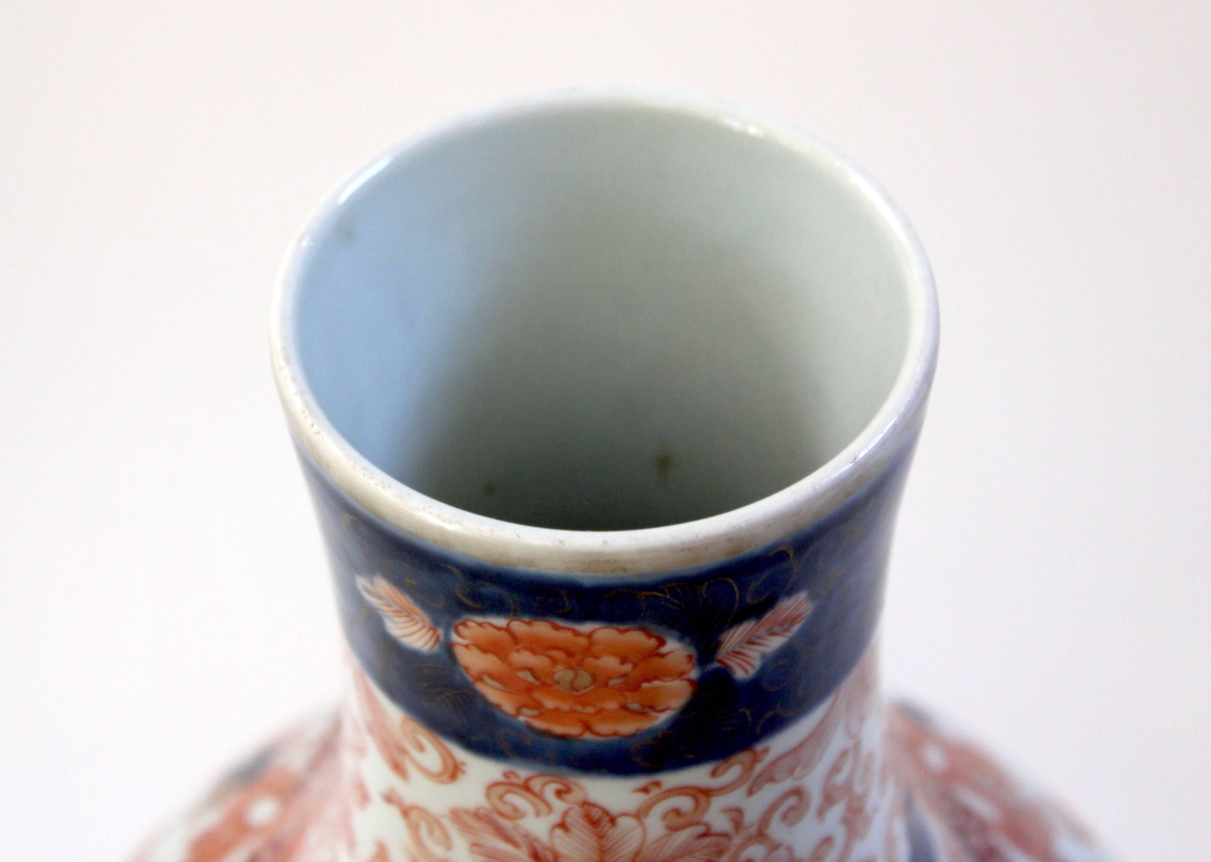 Early 20th-Century Hand-Painted Japanese Imari Vase For Sale 1