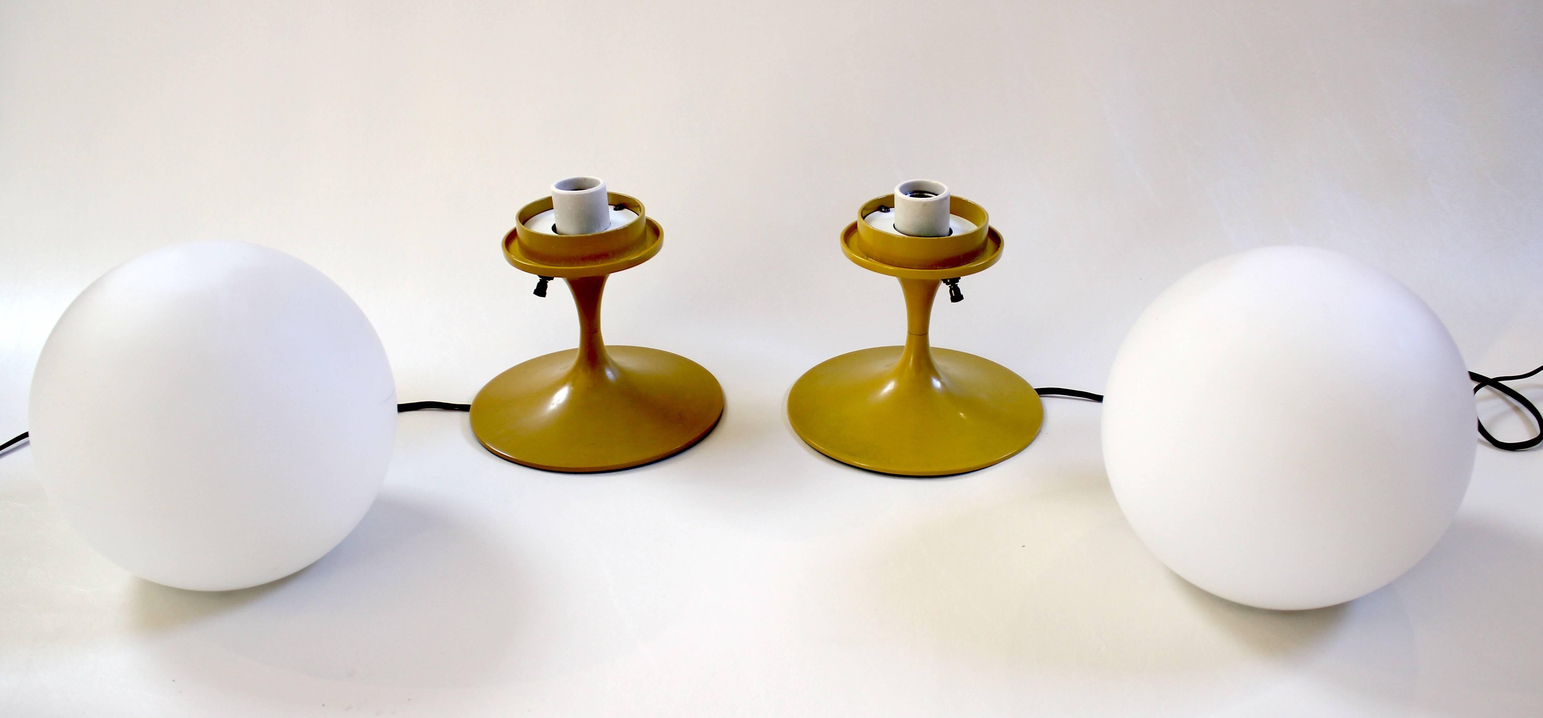 Pair of vintage 1960s Laurel tulip table lamps with original glass globes and rare mustard yellow bases. Globes measure 7.5